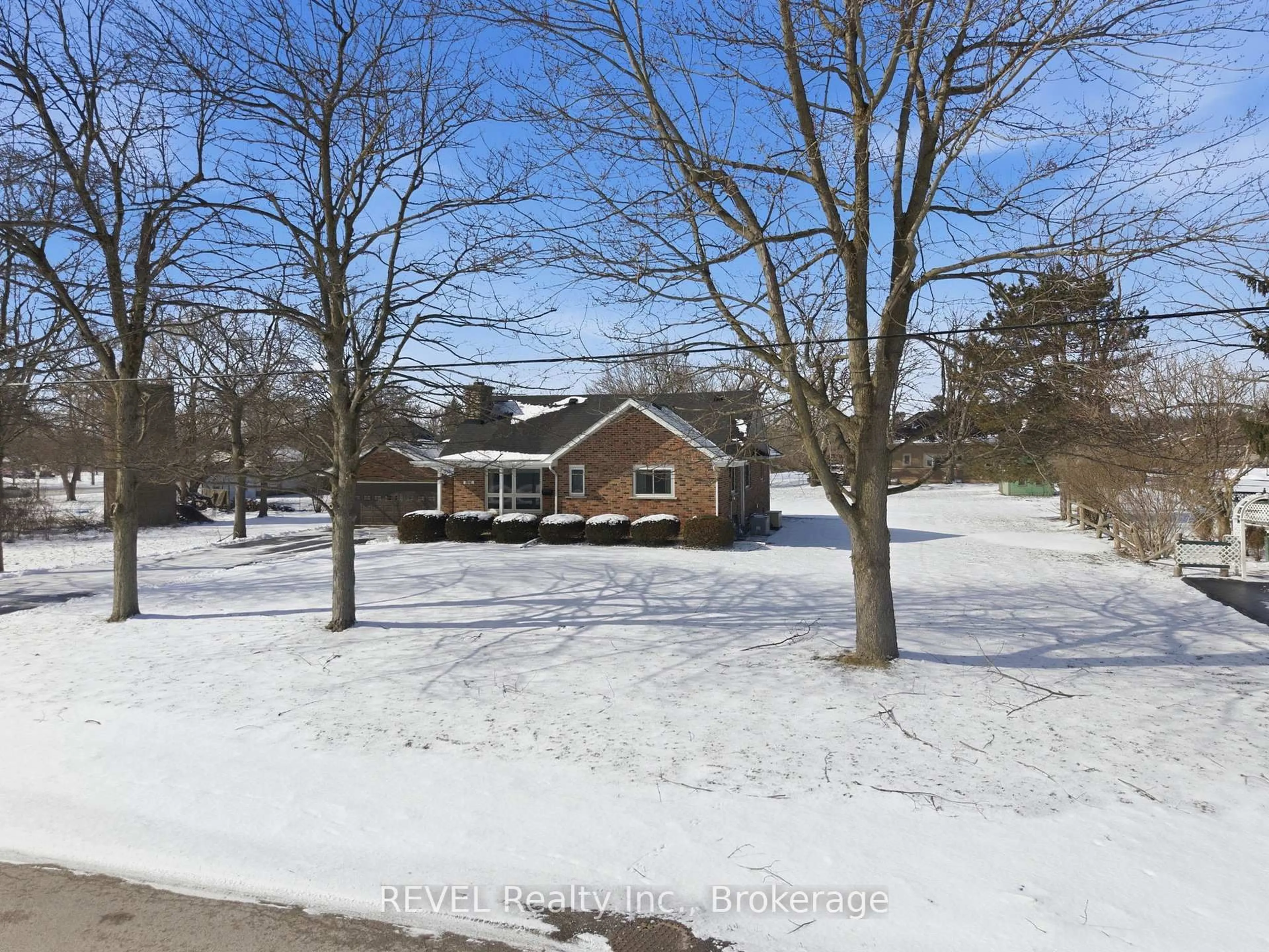 A pic from outside/outdoor area/front of a property/back of a property/a pic from drone, street for 1085 Spears Rd, Fort Erie Ontario L2A 4N2