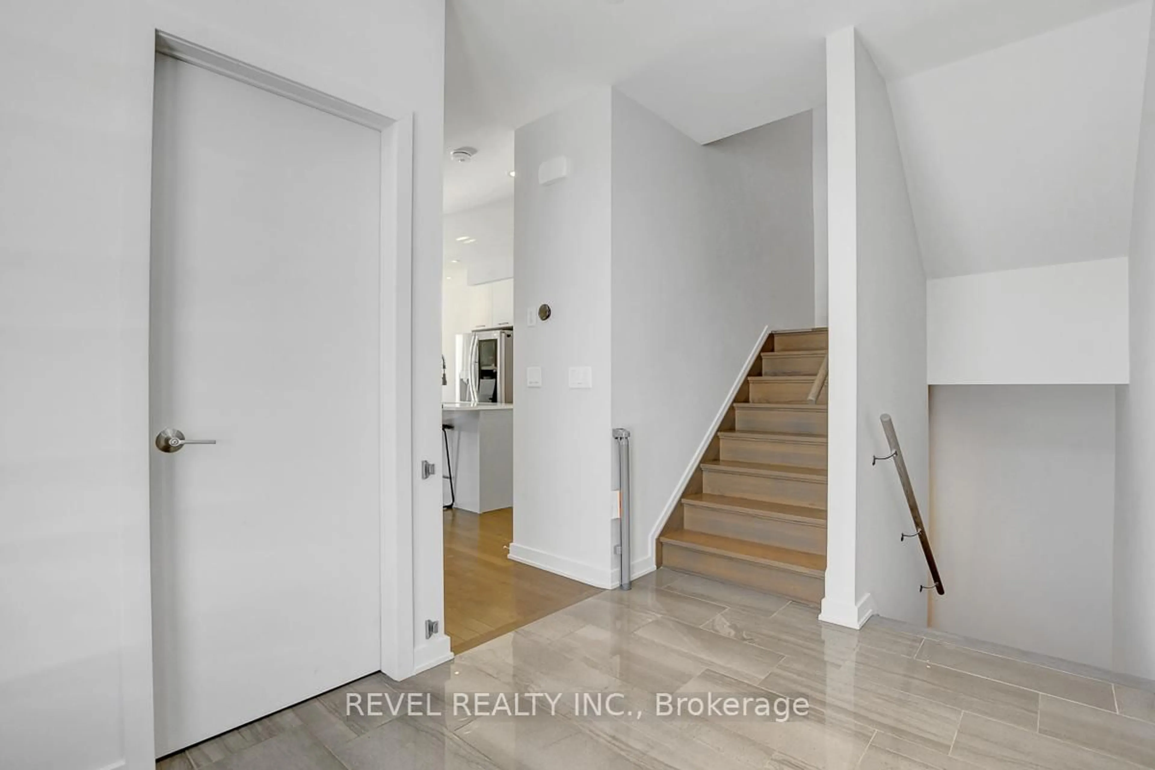 Indoor entryway for 870 Quartet Ave, Ottawa Ontario K1X 0C6