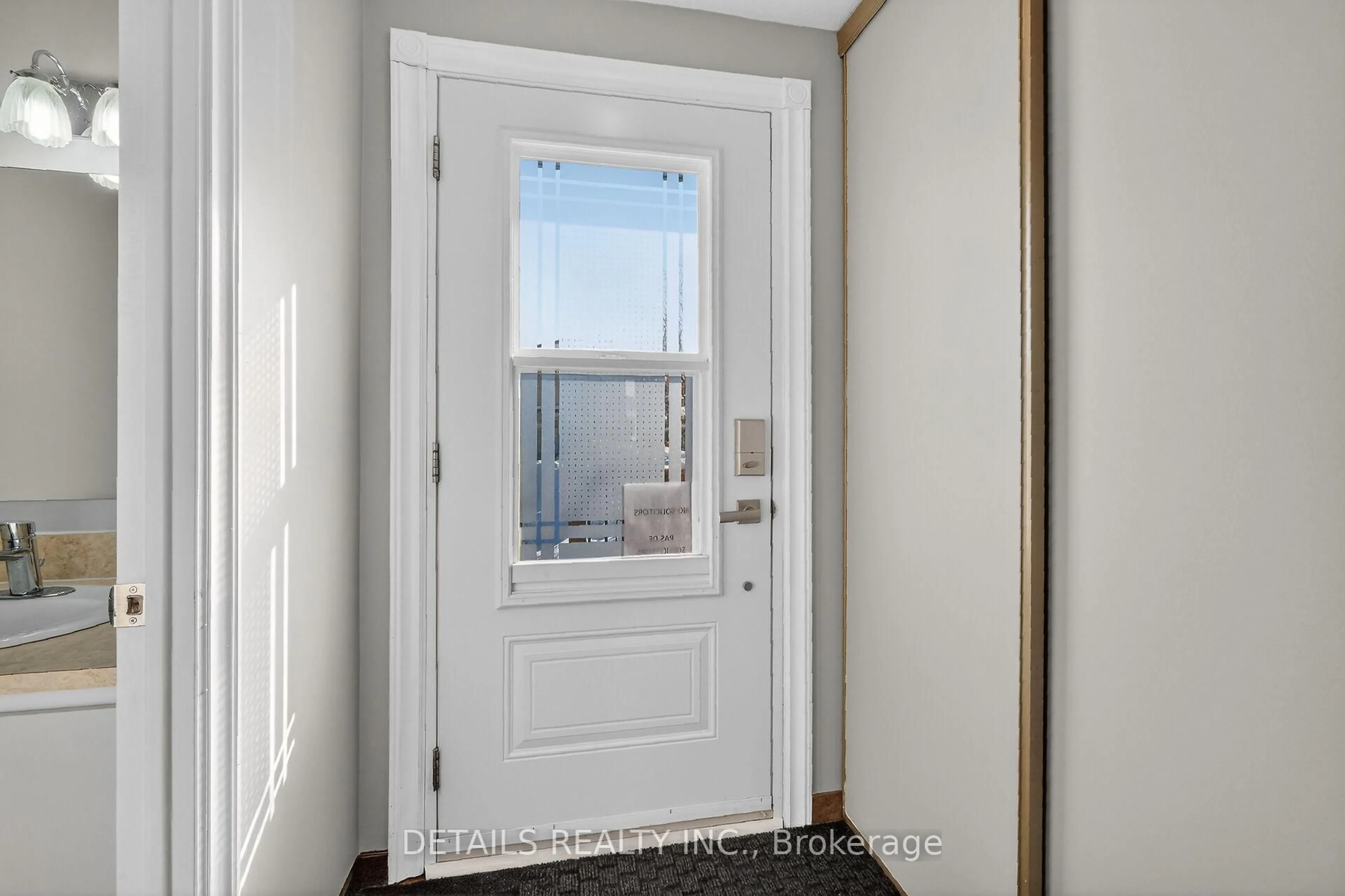 Indoor entryway for 1029 Avignon Crt, Ottawa Ontario K1C 2N4