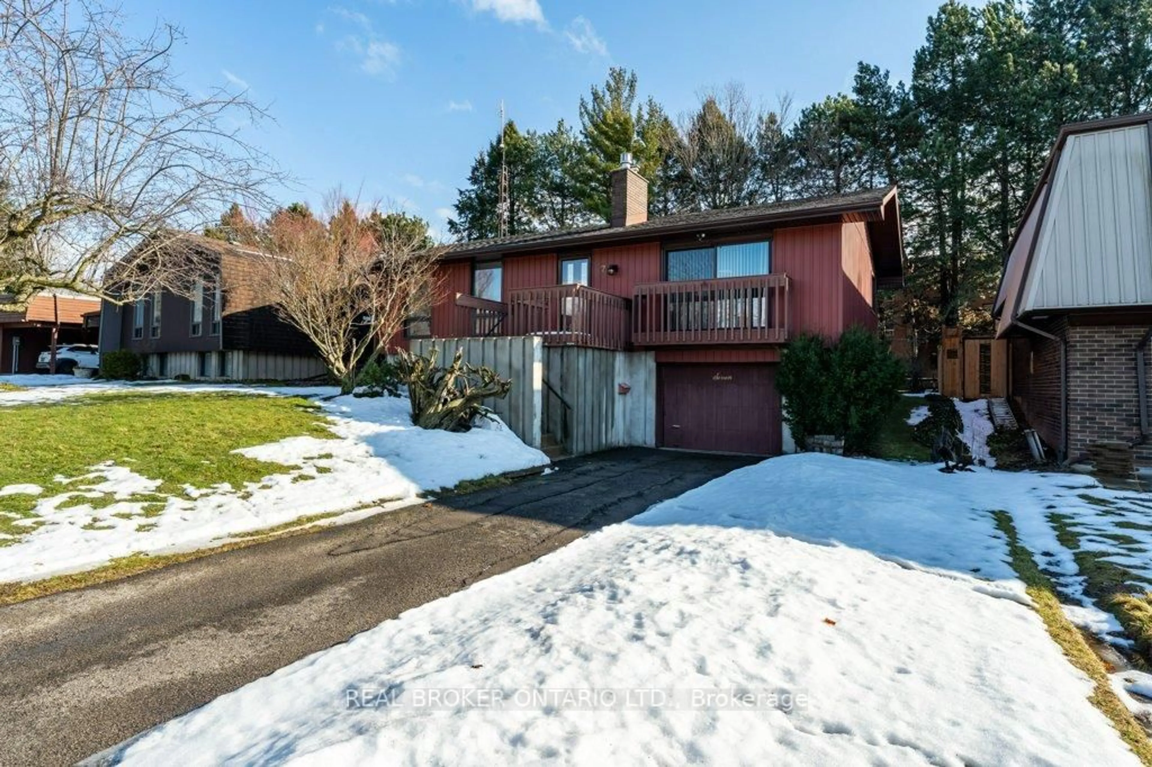 Home with brick exterior material, street for 7 The Pinery, St. Catharines Ontario L2M 6M5