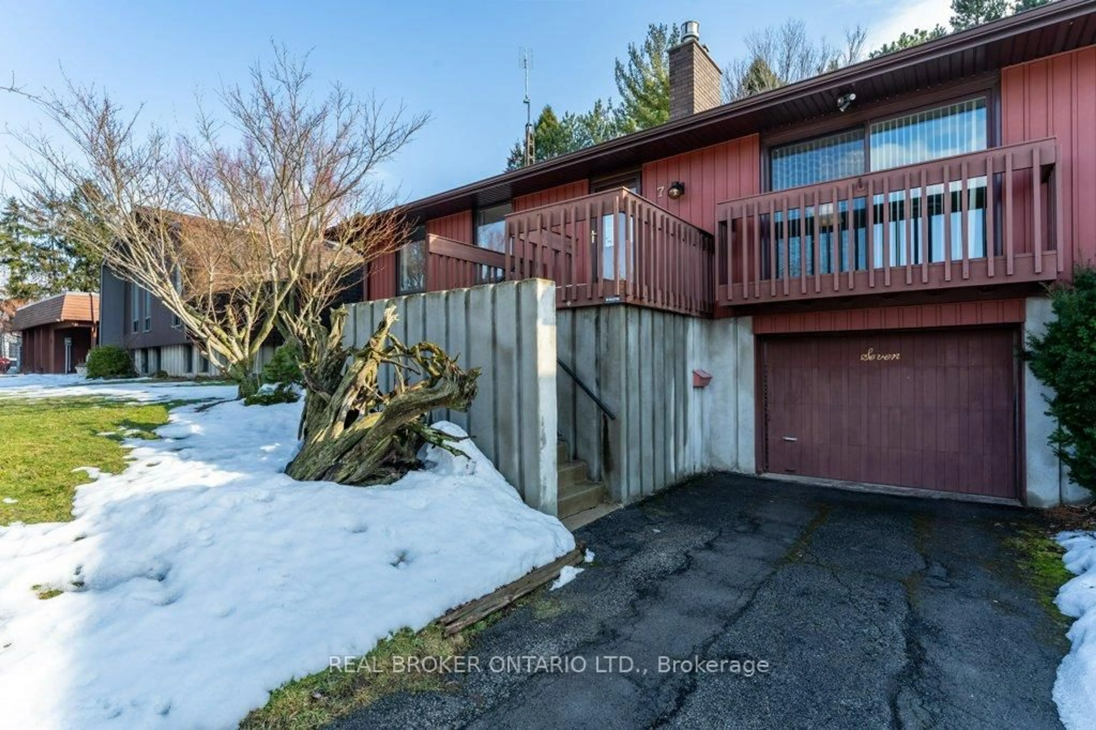 A pic from outside/outdoor area/front of a property/back of a property/a pic from drone, street for 7 The Pinery, St. Catharines Ontario L2M 6M5