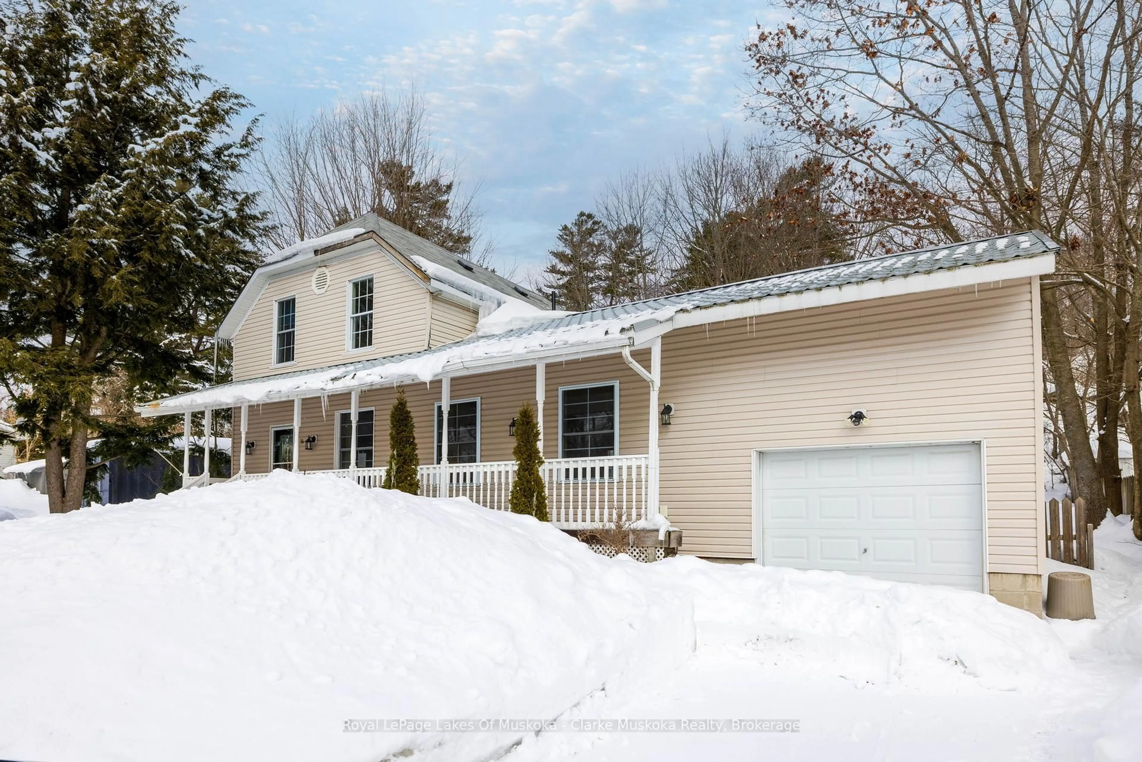 A pic from outside/outdoor area/front of a property/back of a property/a pic from drone, street for 14 Glen Ave, Parry Sound Ontario P2A 2B8