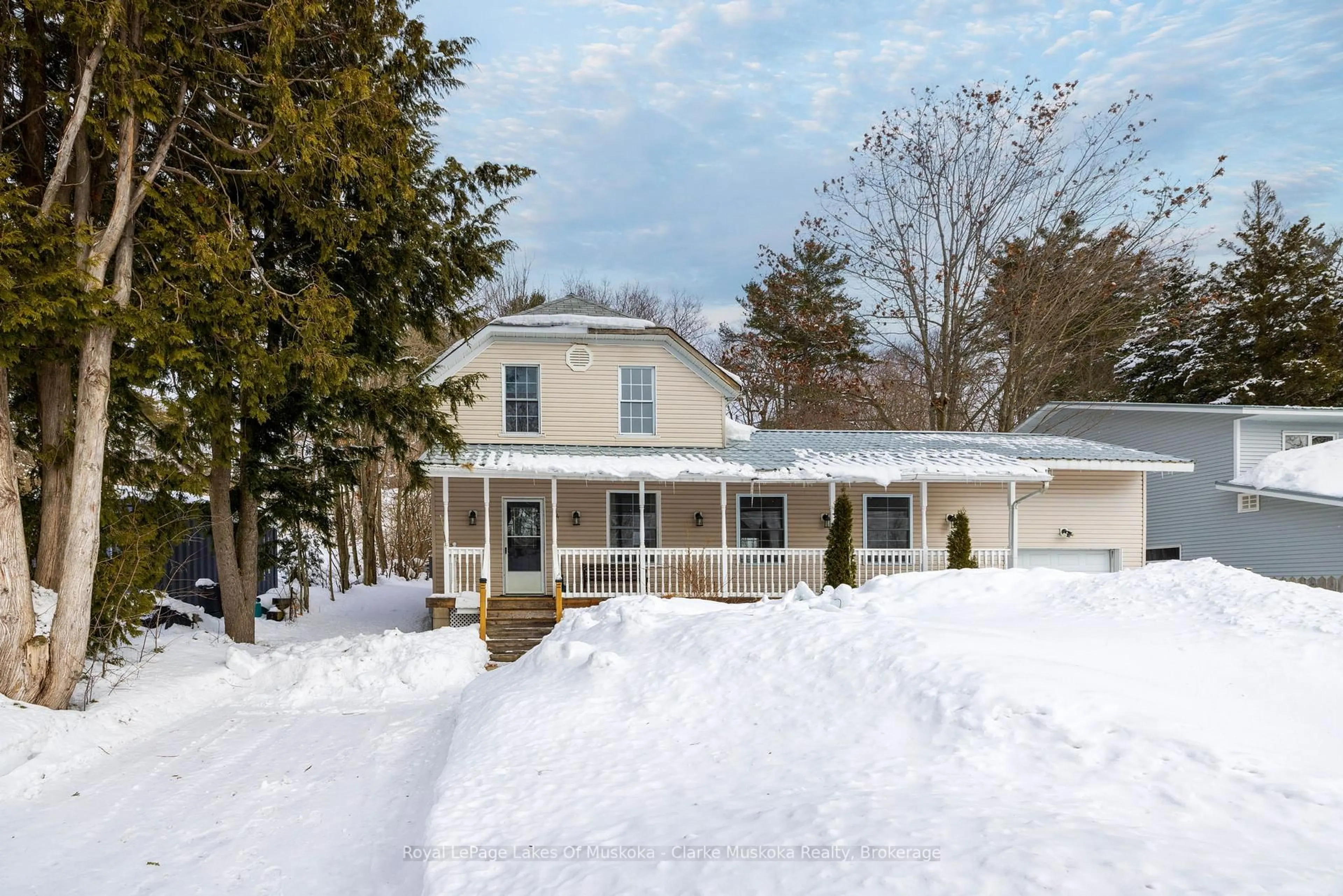 A pic from outside/outdoor area/front of a property/back of a property/a pic from drone, street for 14 Glen Ave, Parry Sound Ontario P2A 2B8