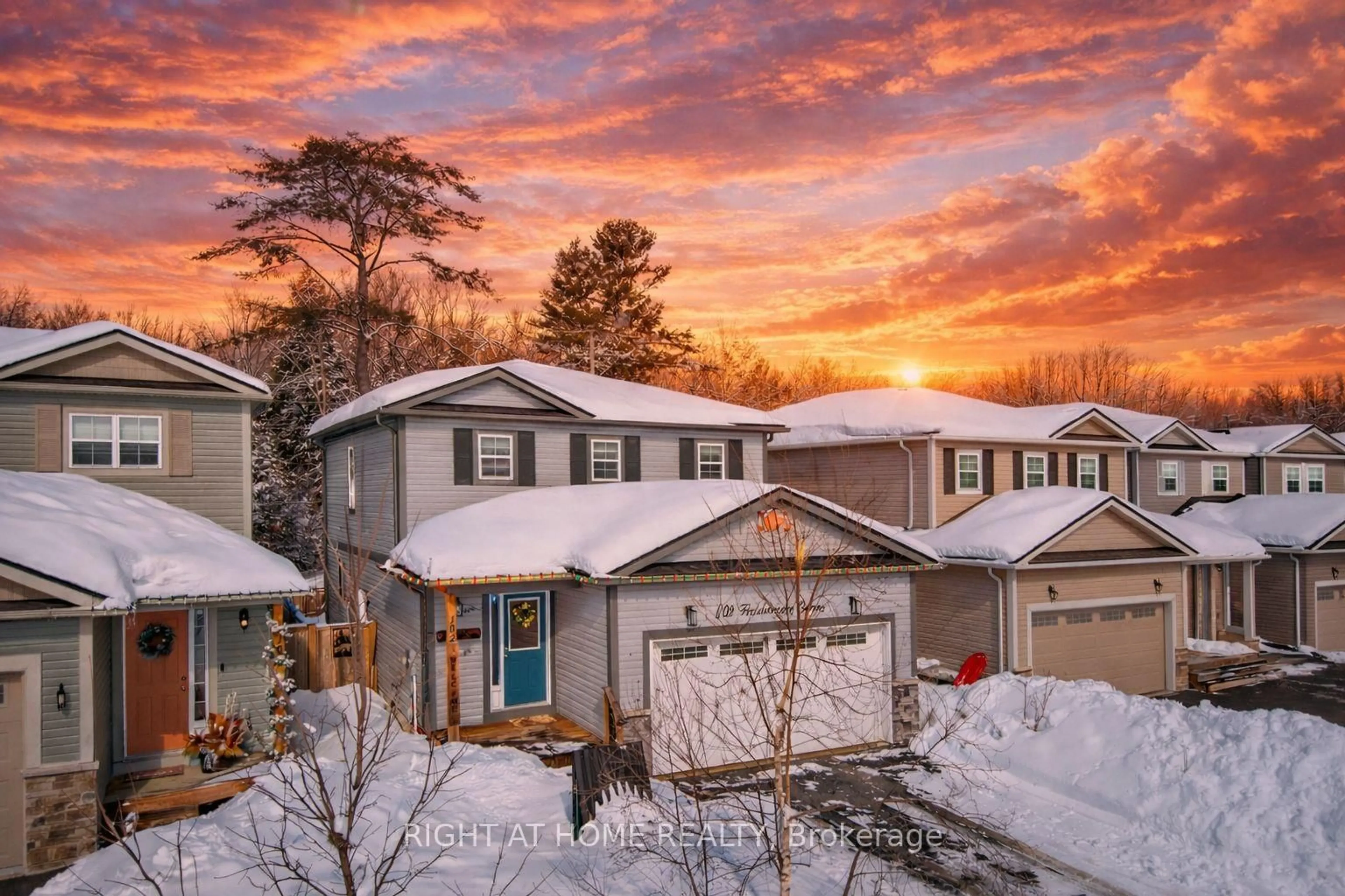 A pic from outside/outdoor area/front of a property/back of a property/a pic from drone, street for 102 Fieldstream Chse, Bracebridge Ontario P1L 0A7