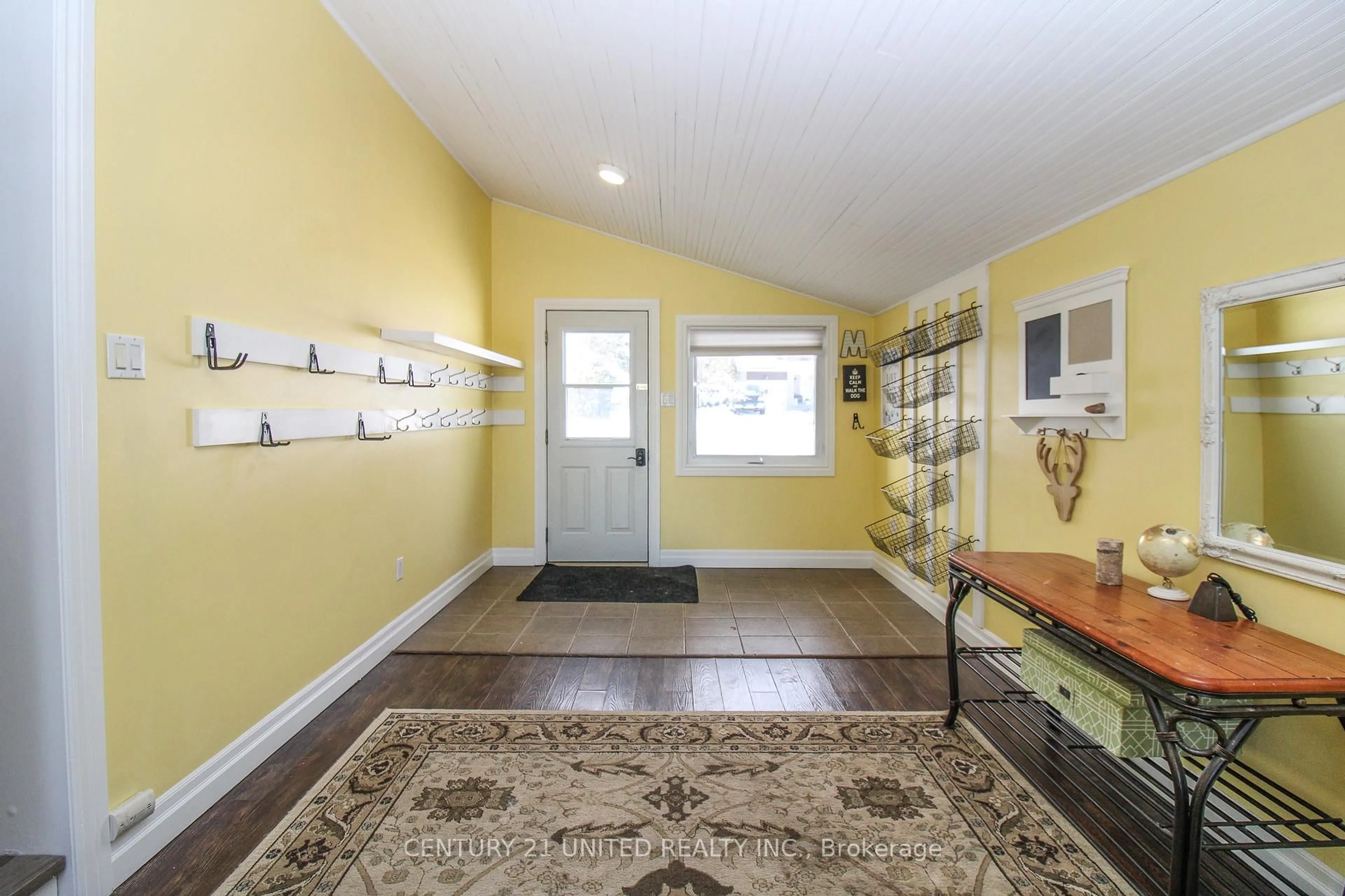 Indoor entryway for 1203 Edmison Dr, Peterborough Ontario K9H 6V2