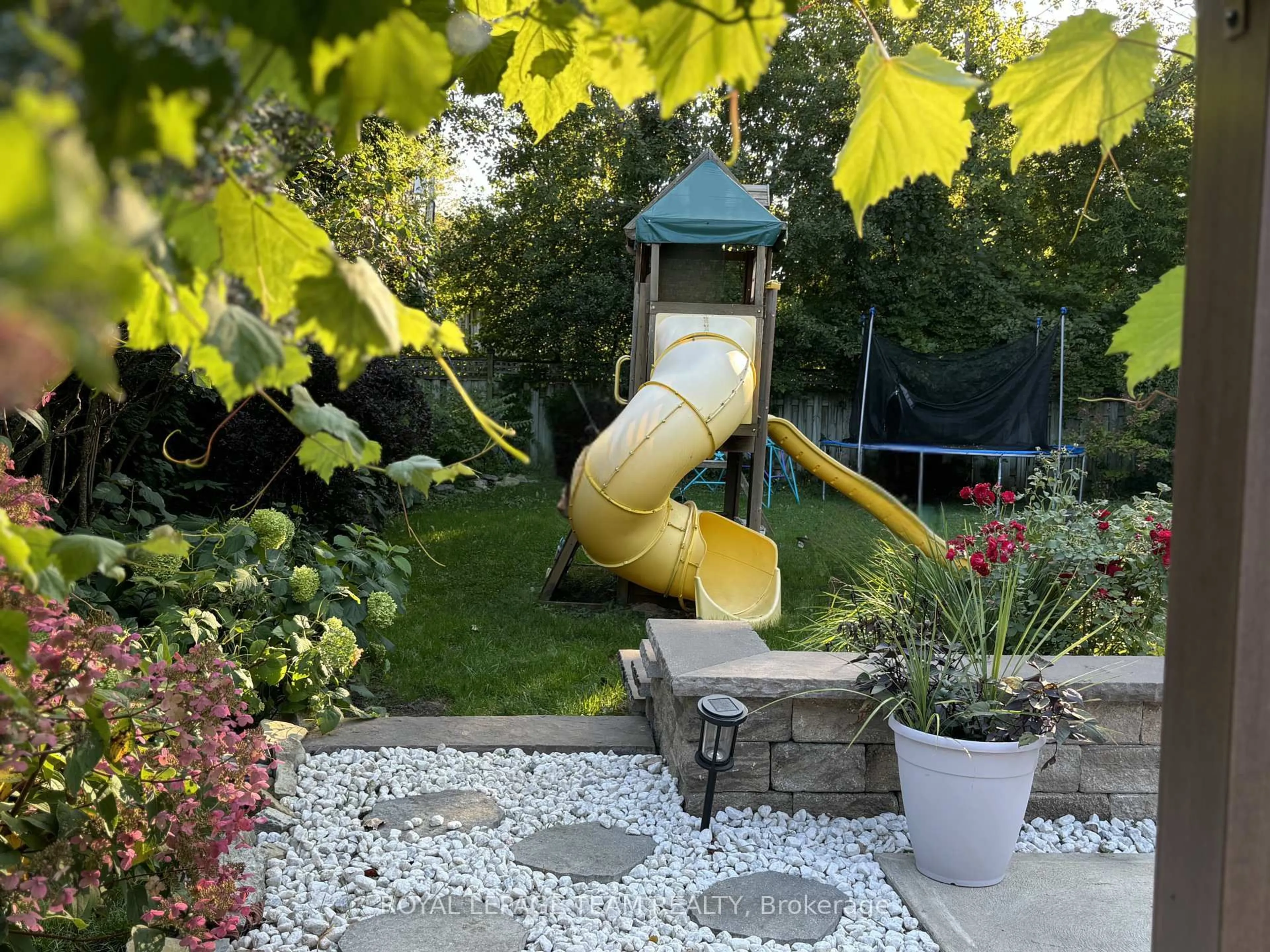 Patio, street for 6 Stroughton Cres, Munster Ontario K0A 3P0