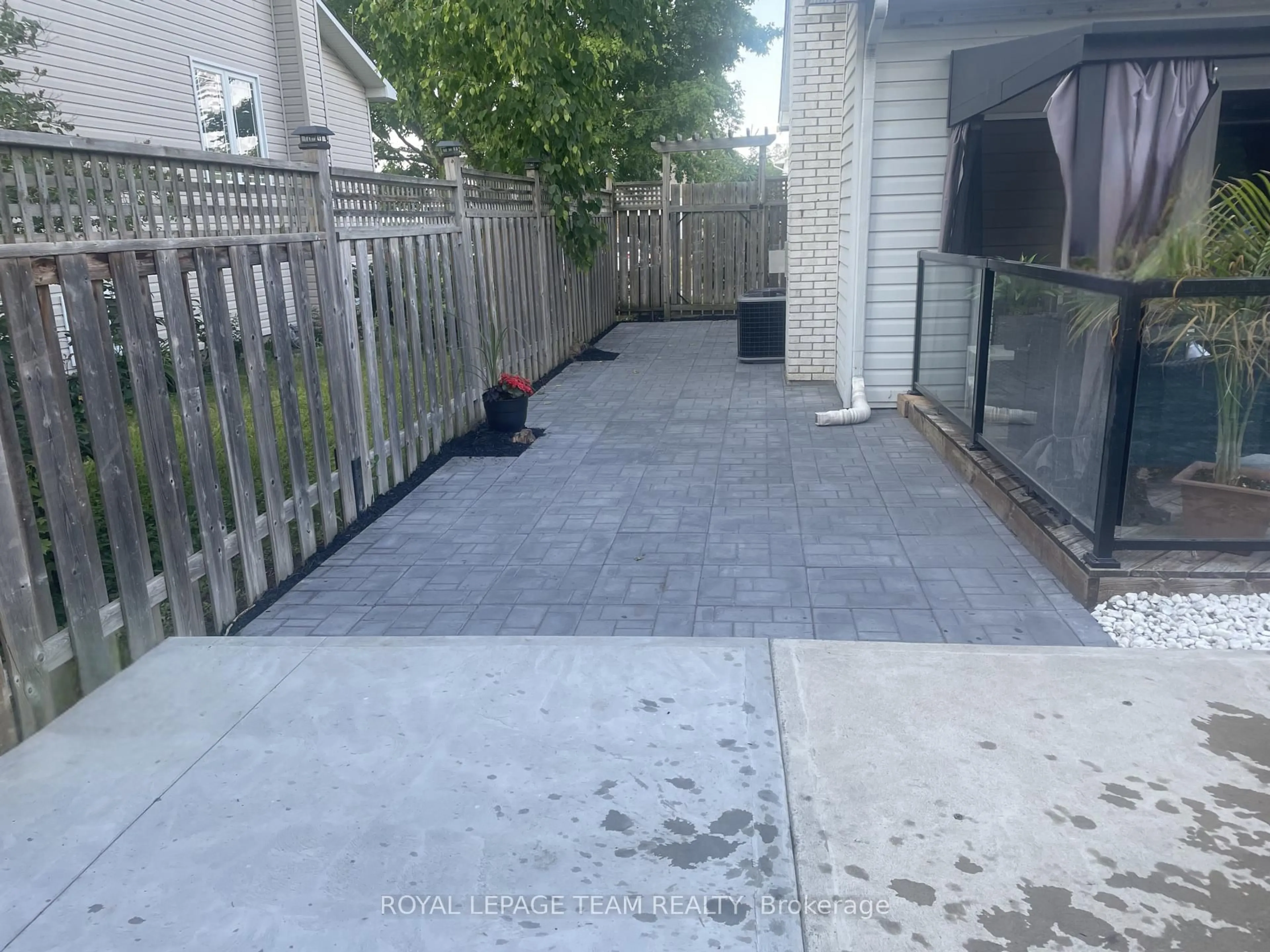 Patio, street for 6 Stroughton Cres, Munster Ontario K0A 3P0