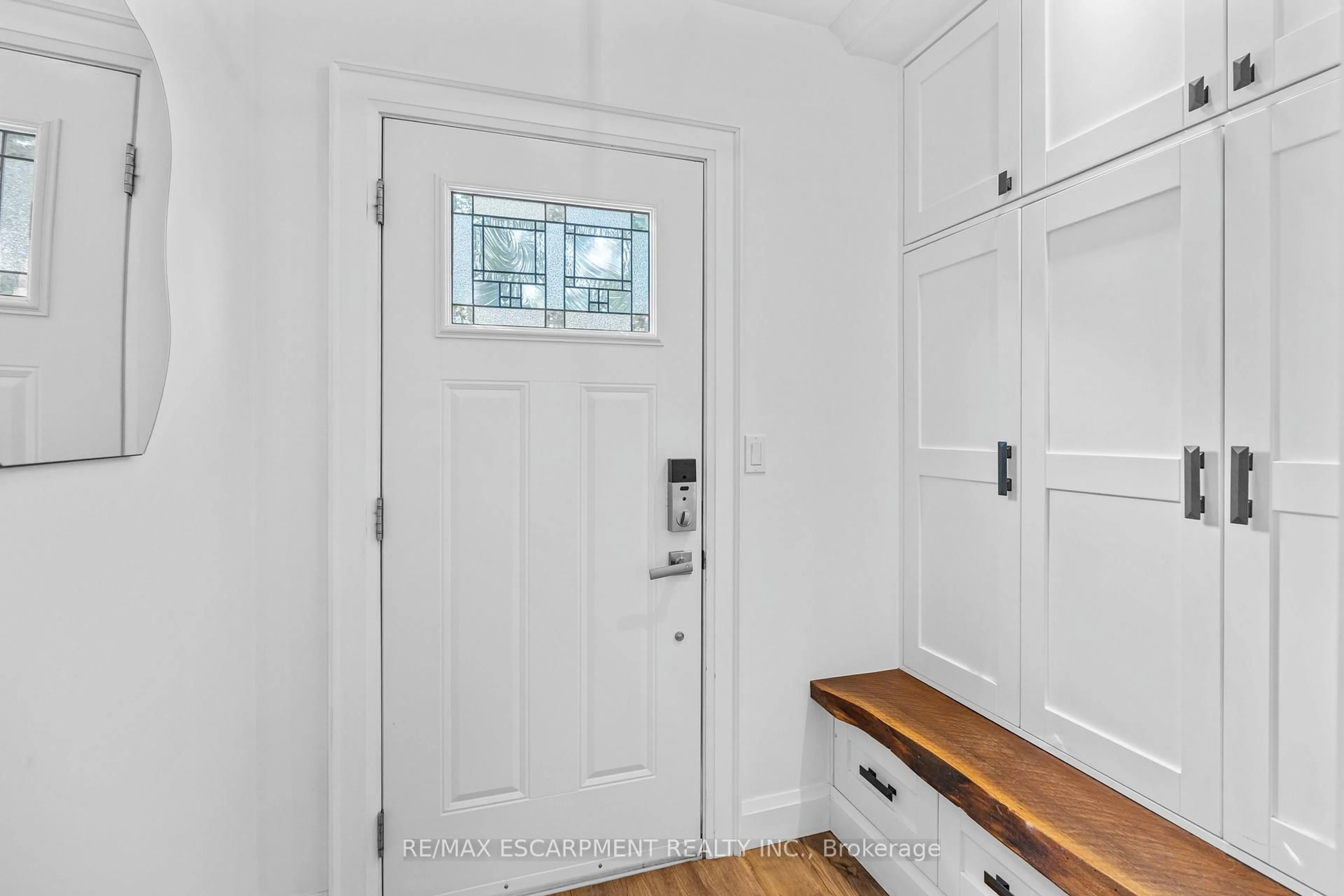 Indoor entryway for 17 Davis St, Norfolk Ontario N3Y 2R2