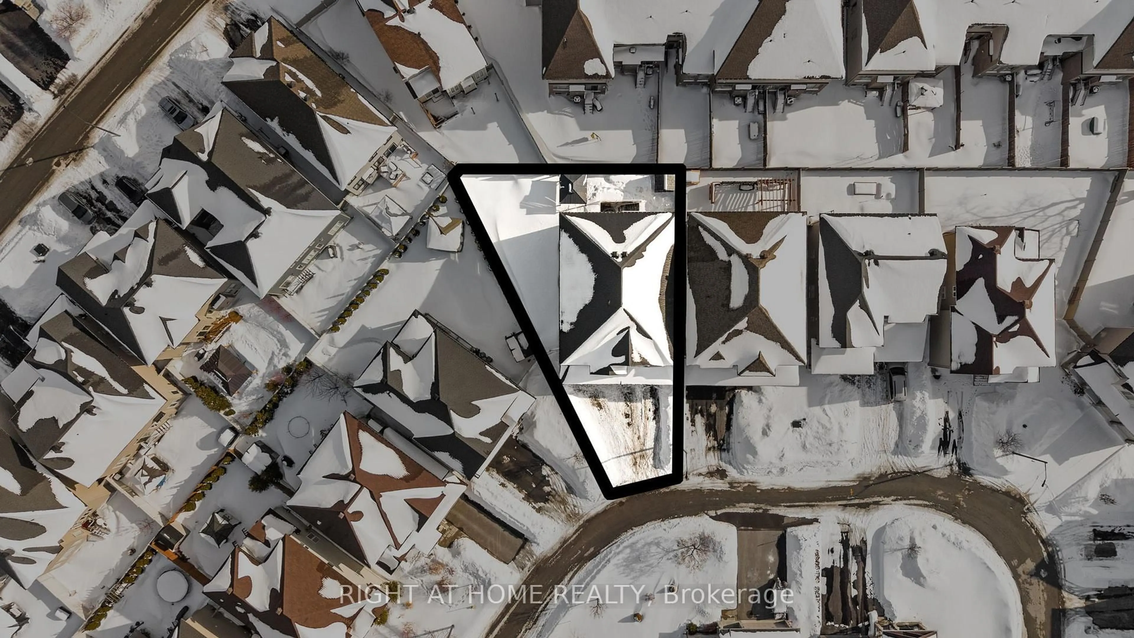 A pic from outside/outdoor area/front of a property/back of a property/a pic from drone, building for 424 Golden Springs Dr, Ottawa Ontario K4M 0B9