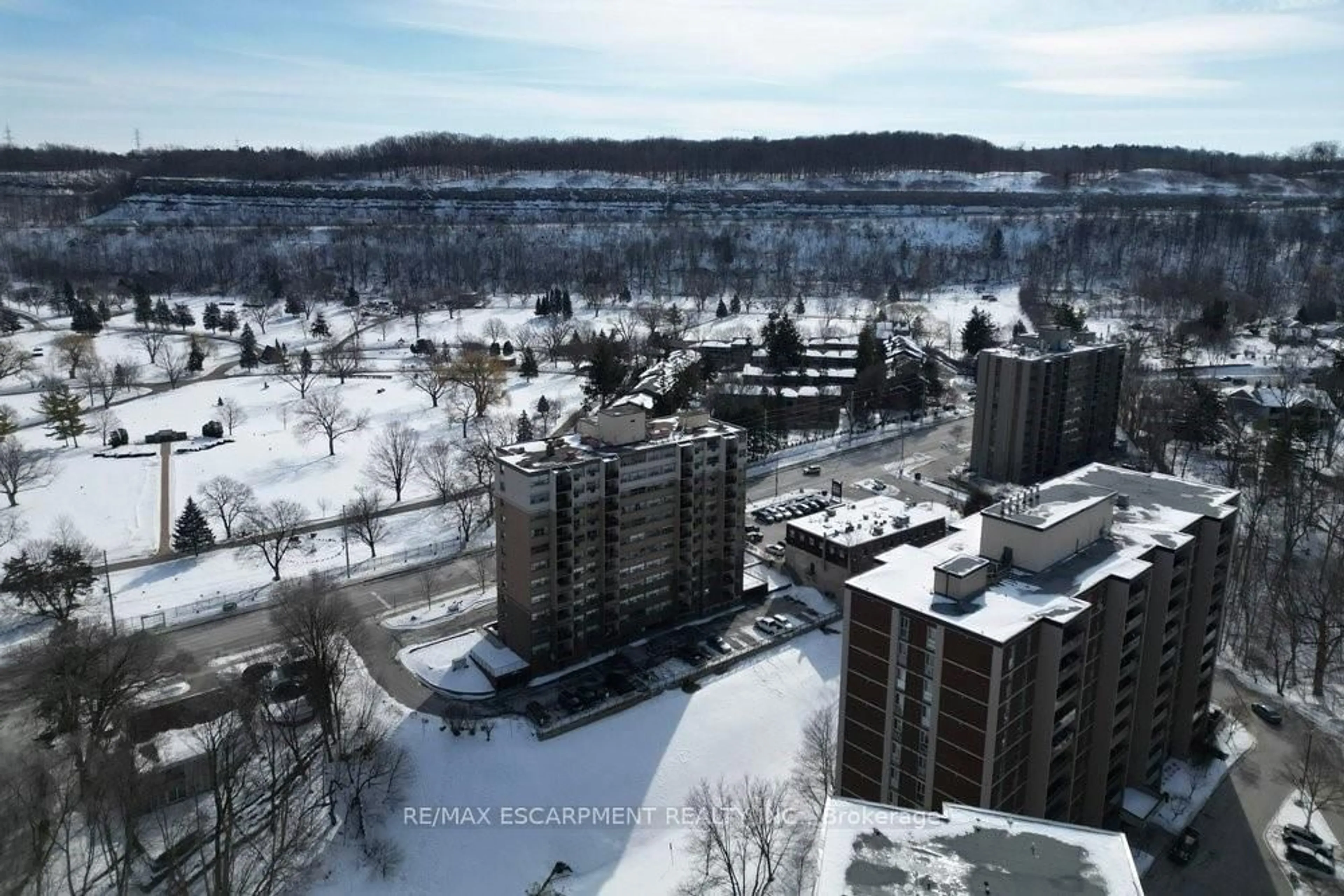 A pic from outside/outdoor area/front of a property/back of a property/a pic from drone, unknown for 1950 Main St #906, Hamilton Ontario L8S 4M9