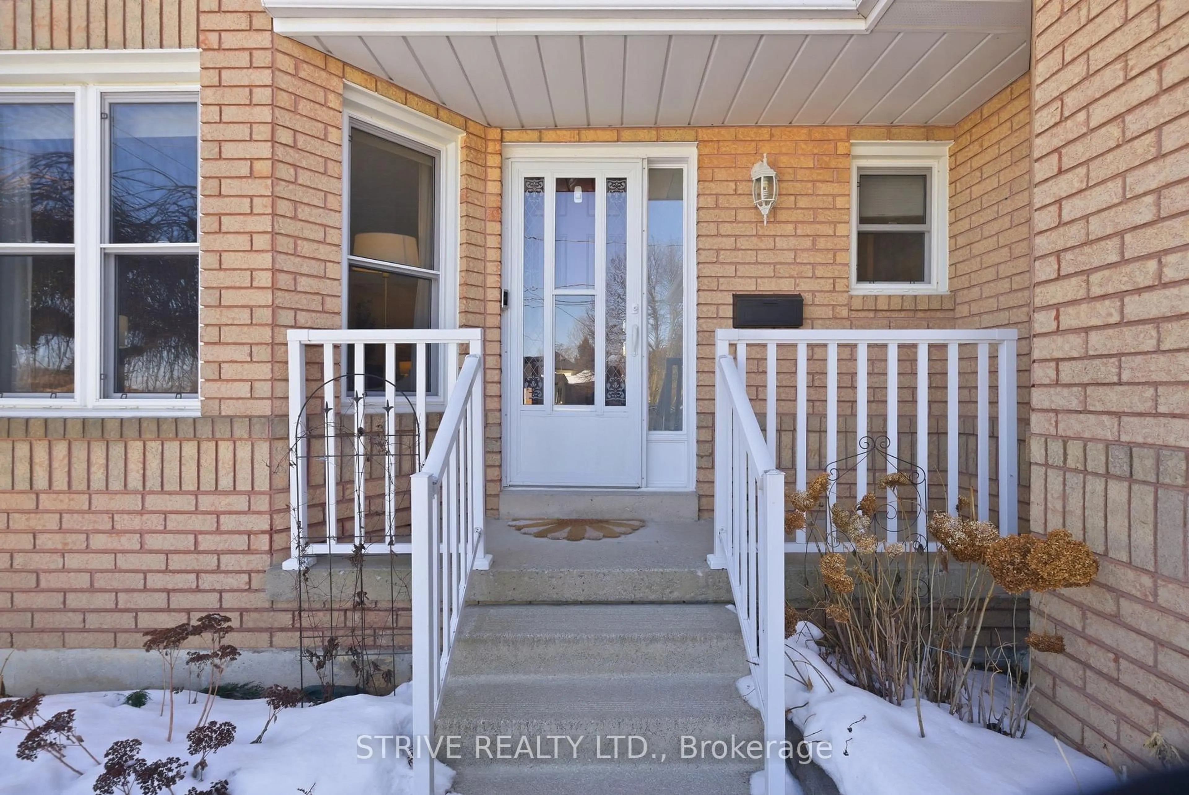 Indoor entryway for 705 Carlisle St, Cobourg Ontario K9A 5E4