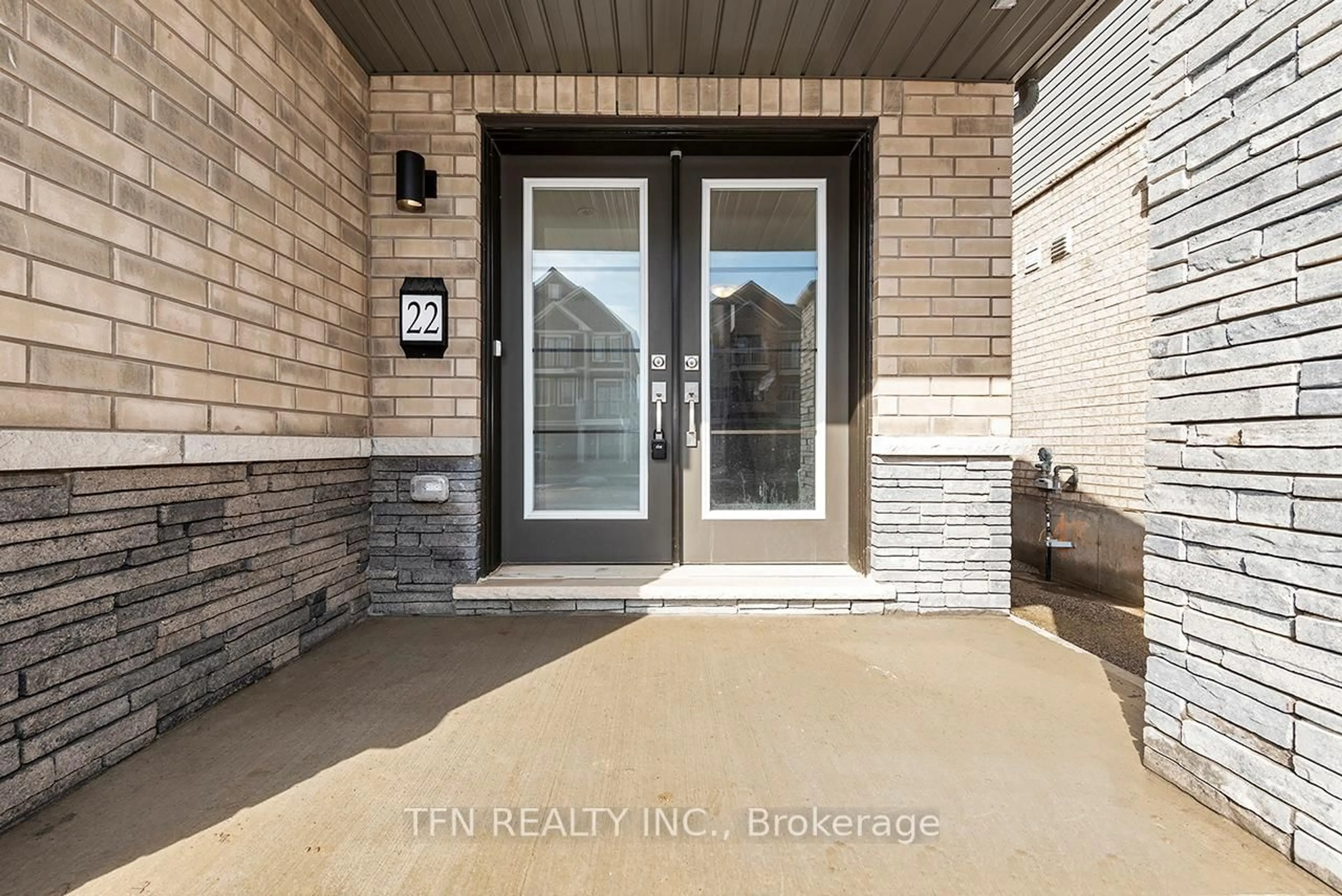 Indoor entryway for 22 St. Lawrence Rd, Haldimand Ontario N3W 0K1