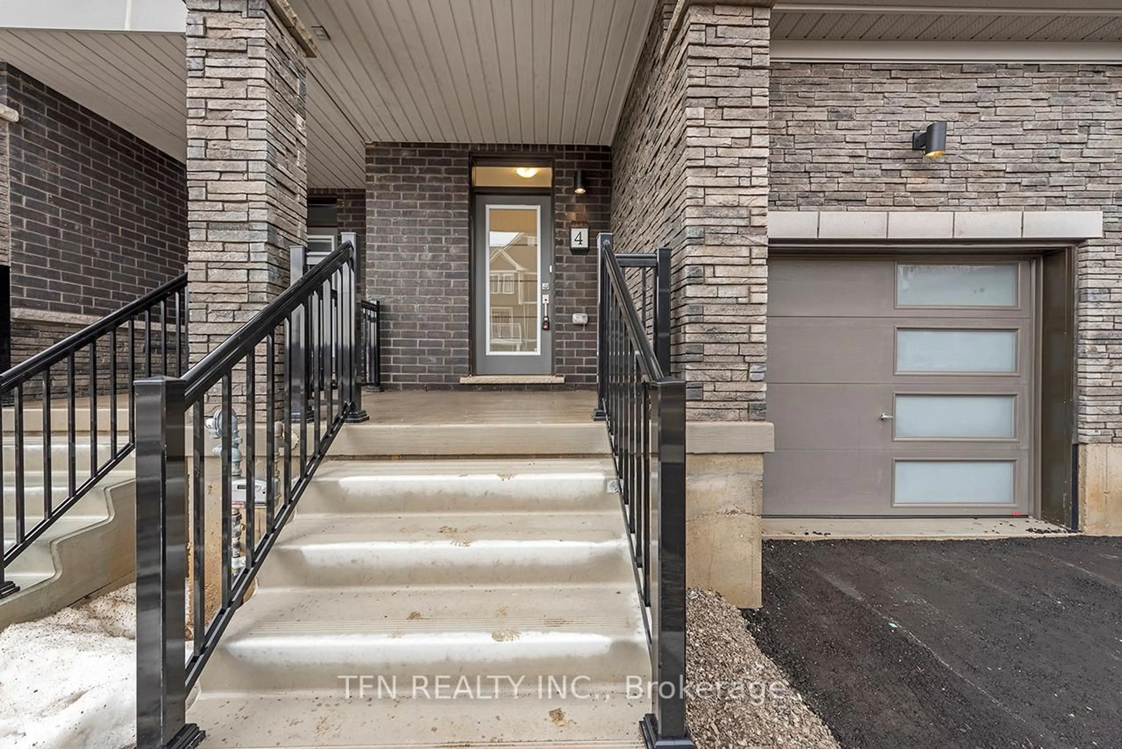 Indoor entryway for 4 Riley Park Dr, Haldimand Ontario N3W 0K2