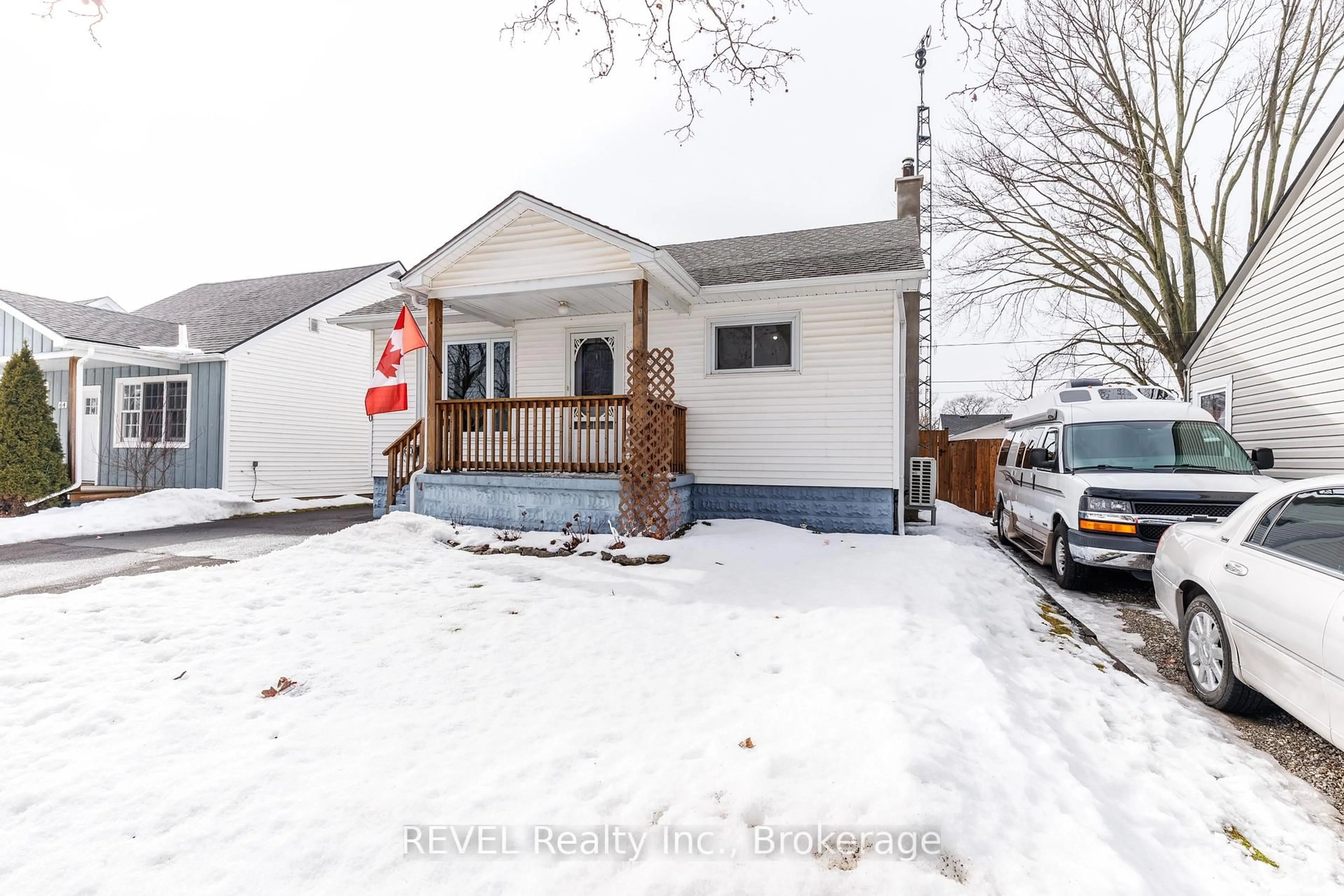 A pic from outside/outdoor area/front of a property/back of a property/a pic from drone, street for 60 Nelles Rd, Welland Ontario L3B 2P2