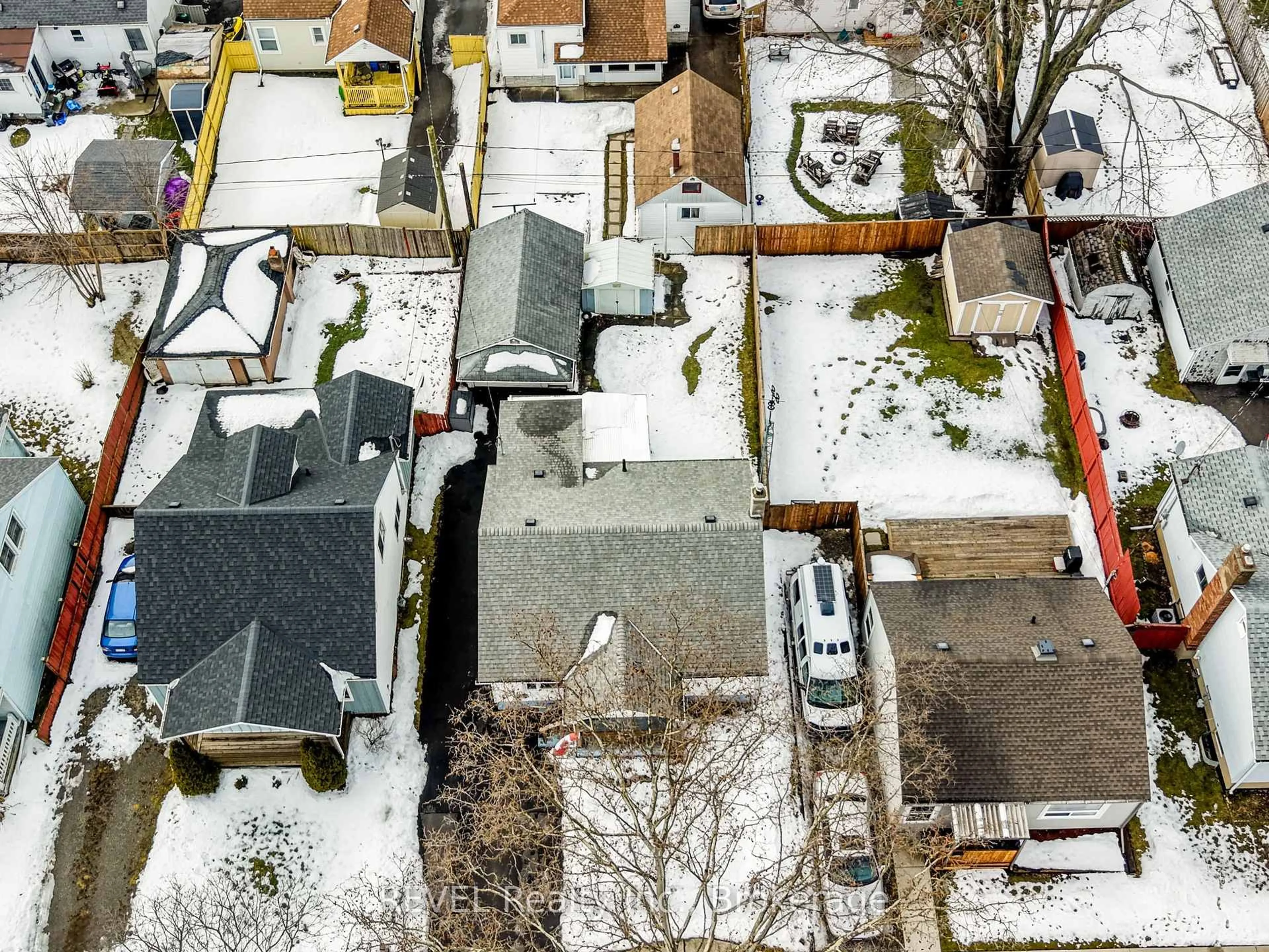 A pic from outside/outdoor area/front of a property/back of a property/a pic from drone, street for 60 Nelles Rd, Welland Ontario L3B 2P2