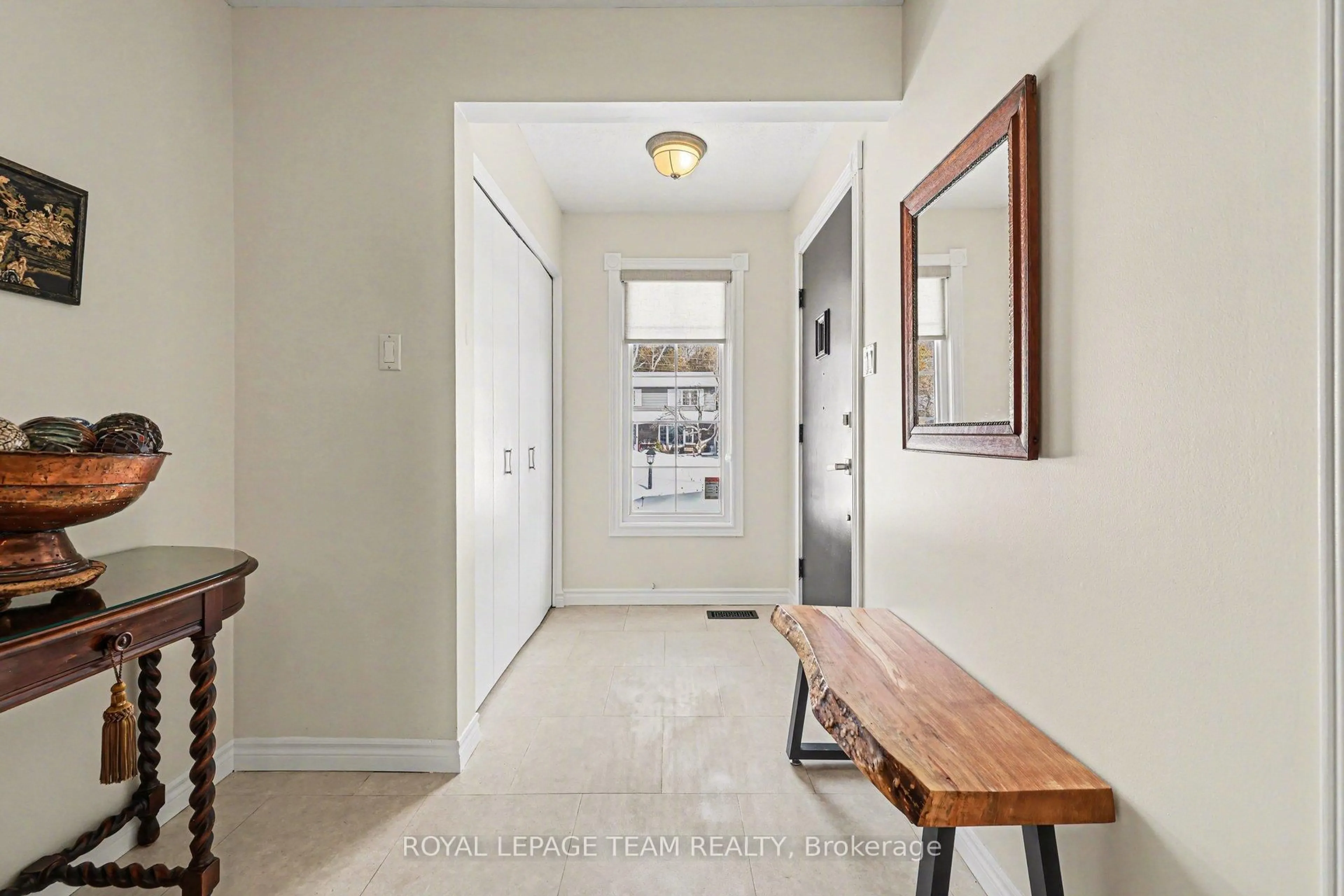 Indoor entryway for 36 Butterfield Rd, Munster Ontario K0A 3P0