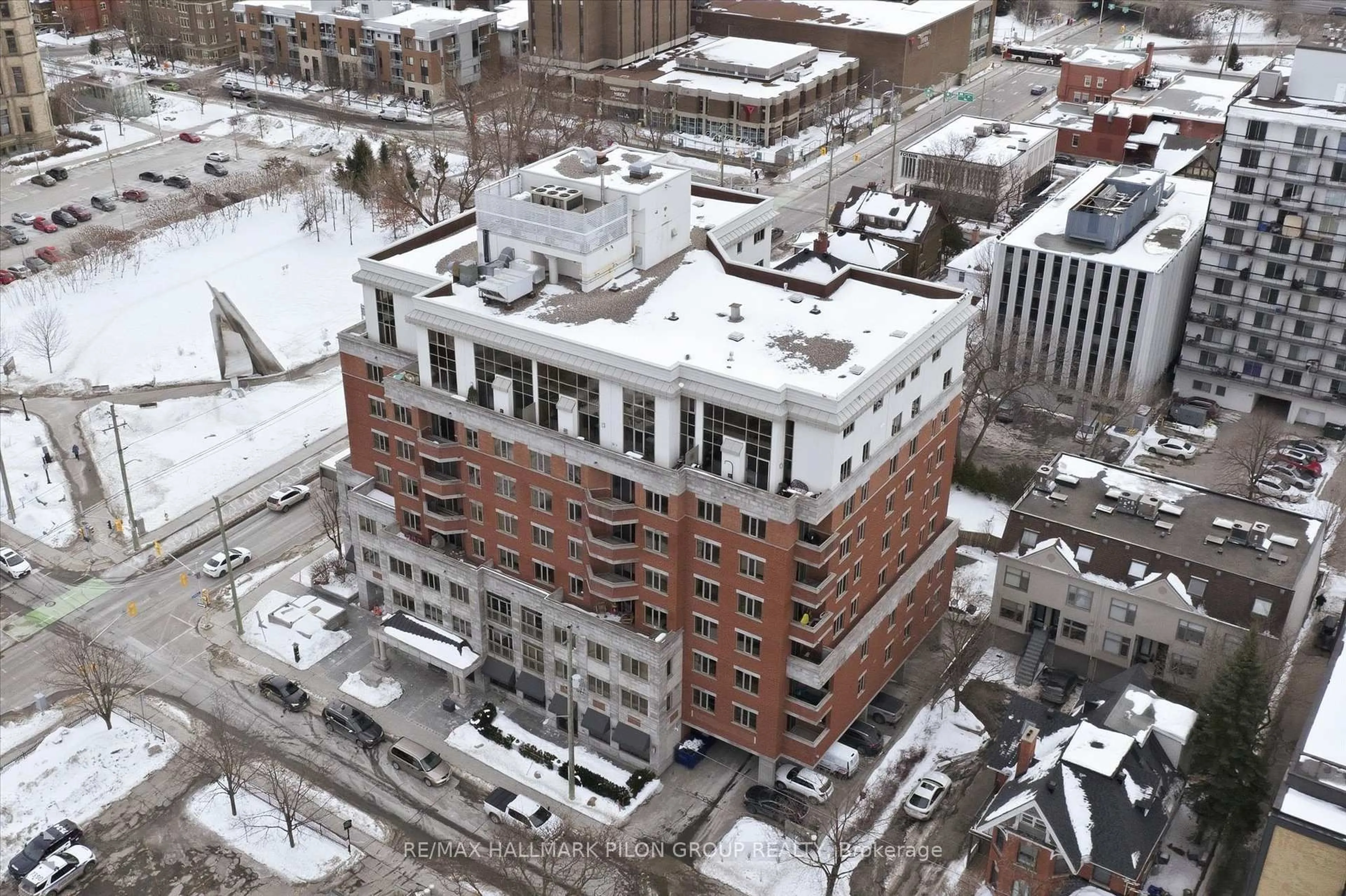 A pic from outside/outdoor area/front of a property/back of a property/a pic from drone, building for 320 Mcleod St #306, Ottawa Ontario K2P 1A3