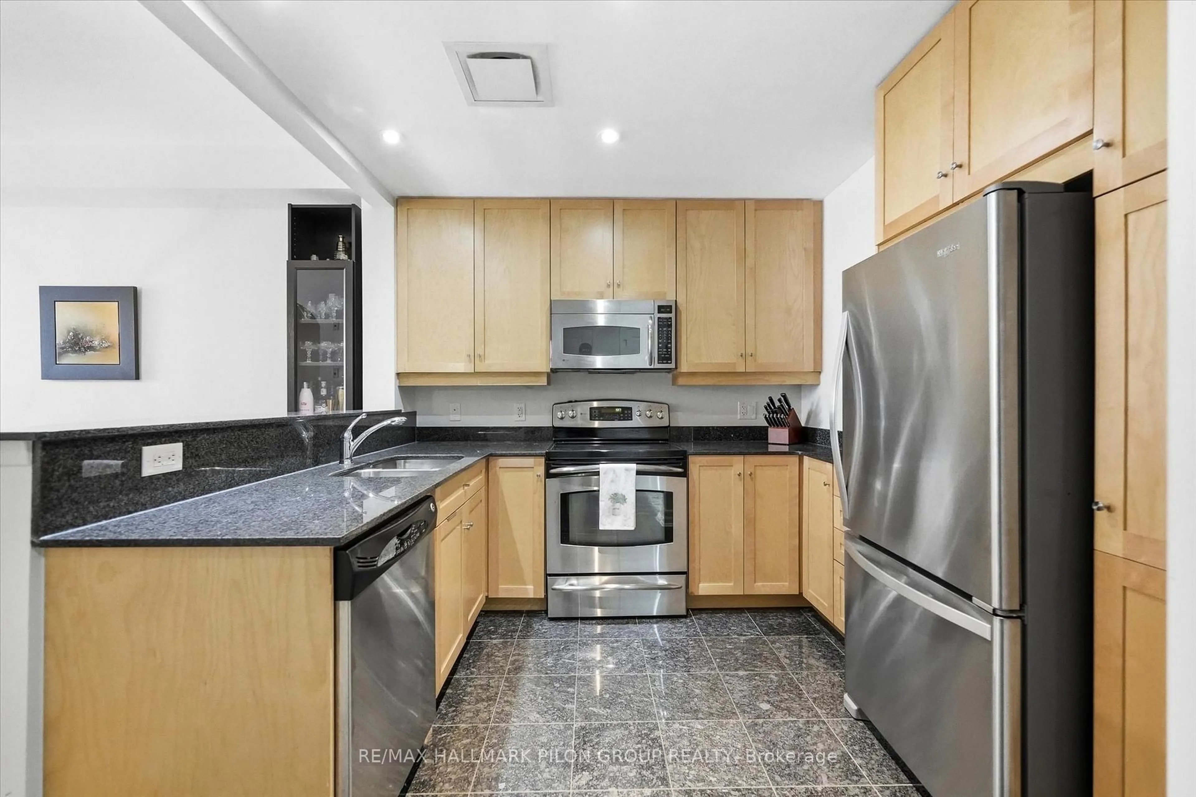 Standard kitchen, unknown for 320 Mcleod St #306, Ottawa Ontario K2P 1A3