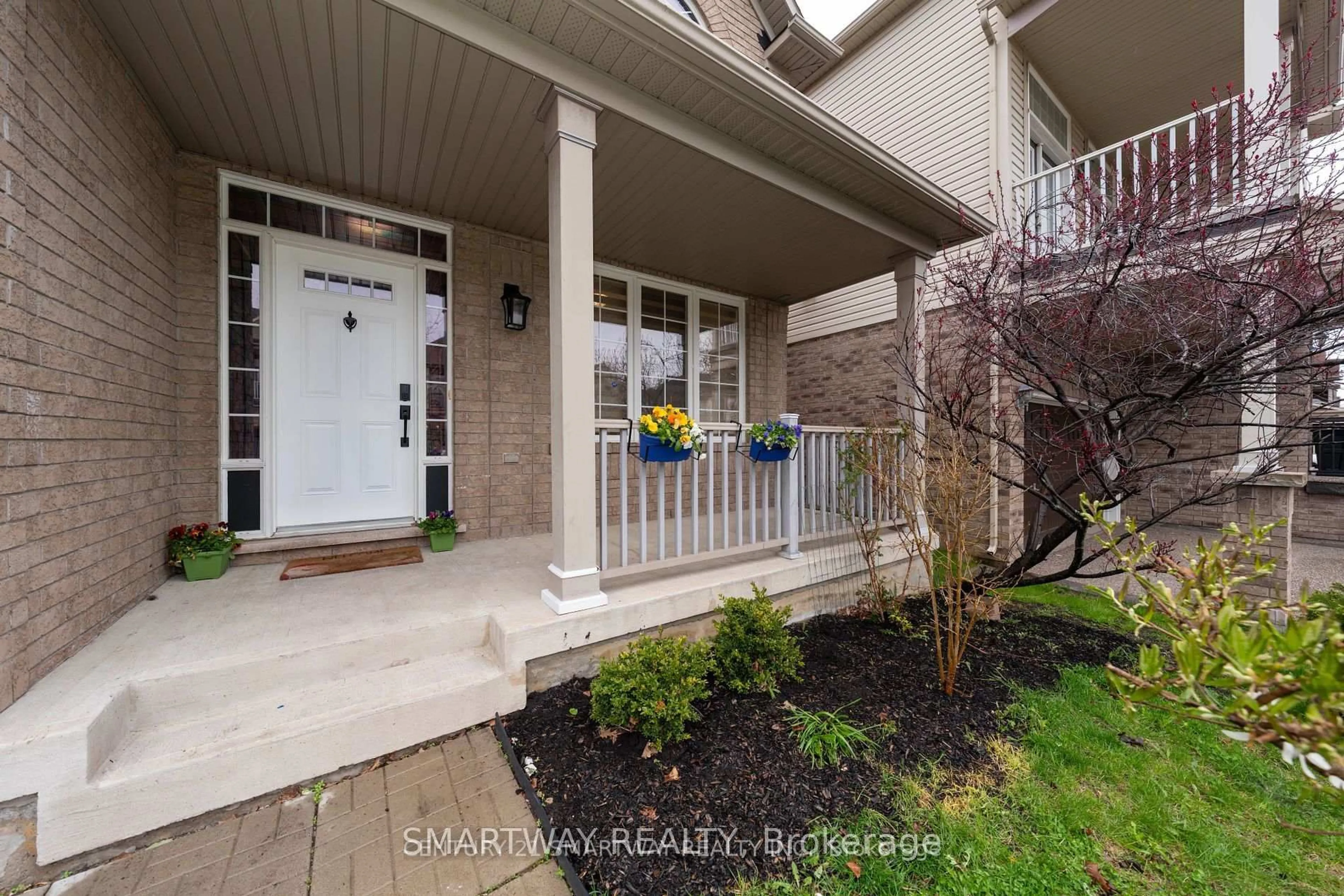 Indoor entryway for 184 Montreal Circ, Hamilton Ontario L8E 0C6
