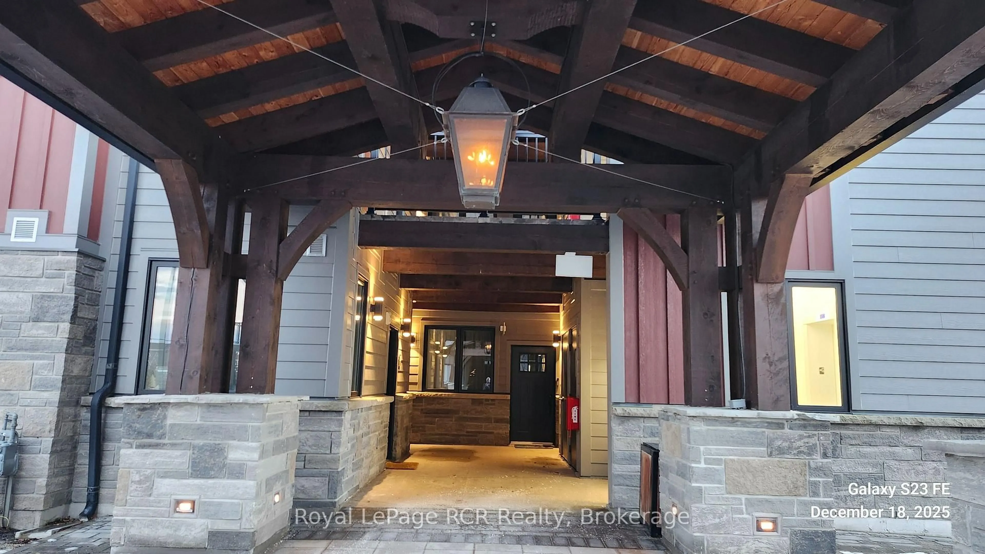 Indoor foyer for 22 Beckwith Lane #202, Blue Mountains Ontario L9Y 0R4