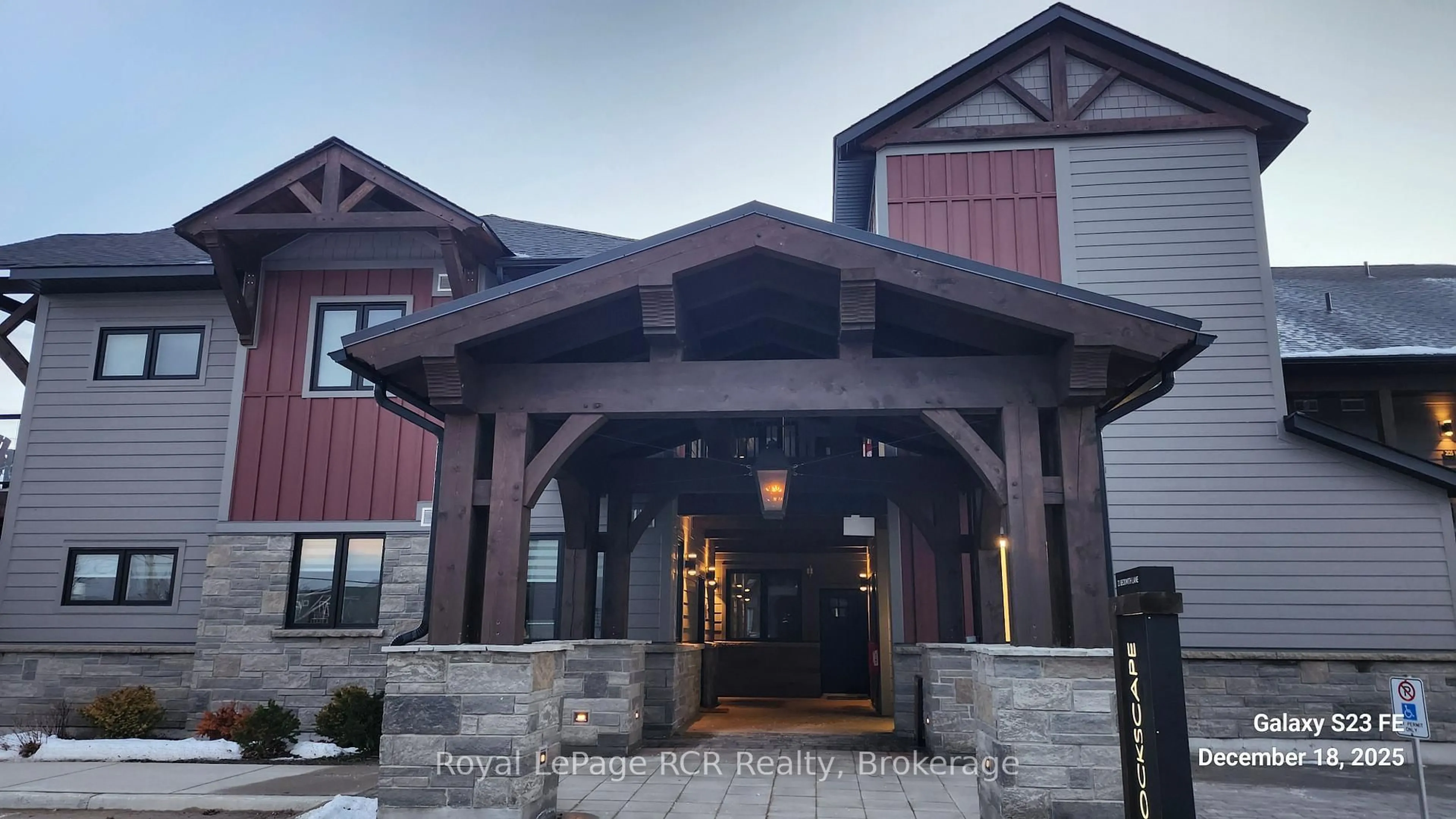 Indoor foyer for 22 Beckwith Lane #202, Blue Mountains Ontario L9Y 0R4