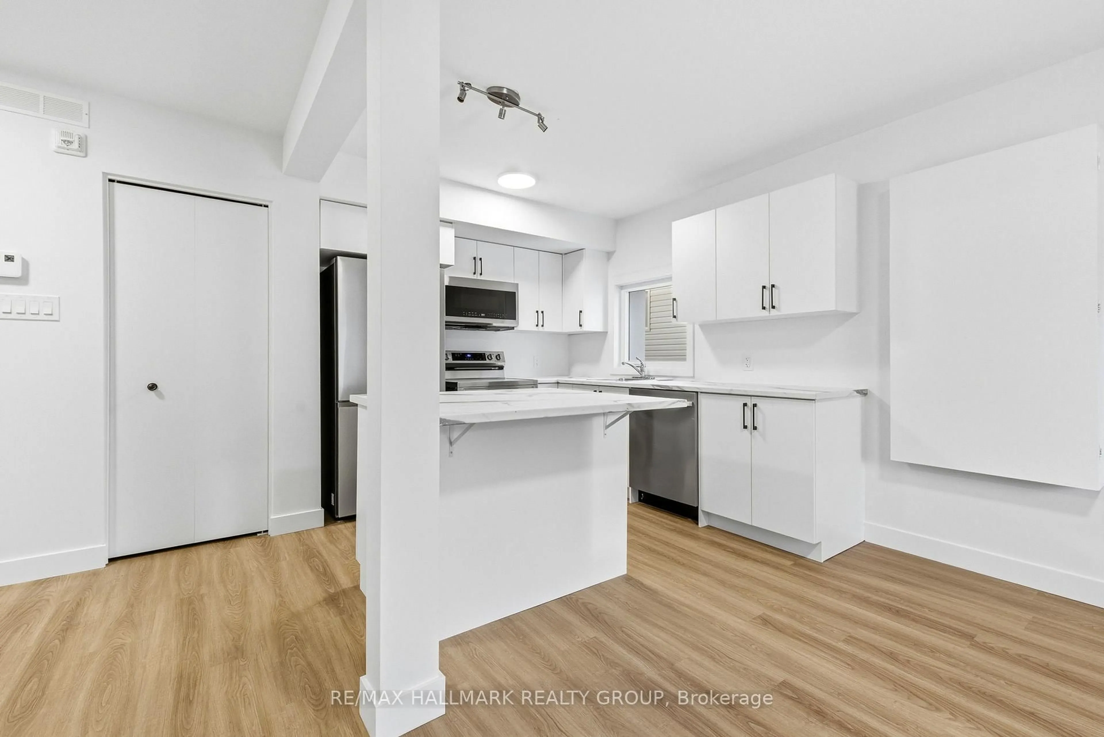 Standard kitchen, unknown for 75 Genest St, Ottawa Ontario K1L 7Z1