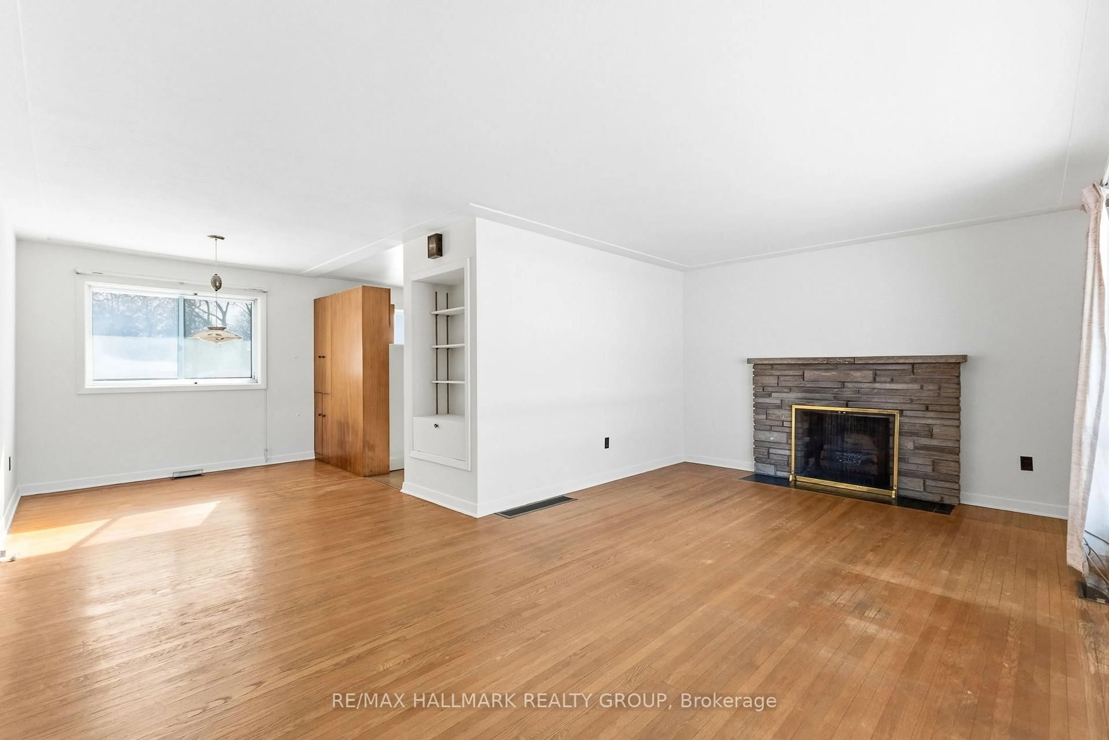 Living room with furniture, wood/laminate floor for 6228 Perth St, Richmond Ontario K0A 2Z0