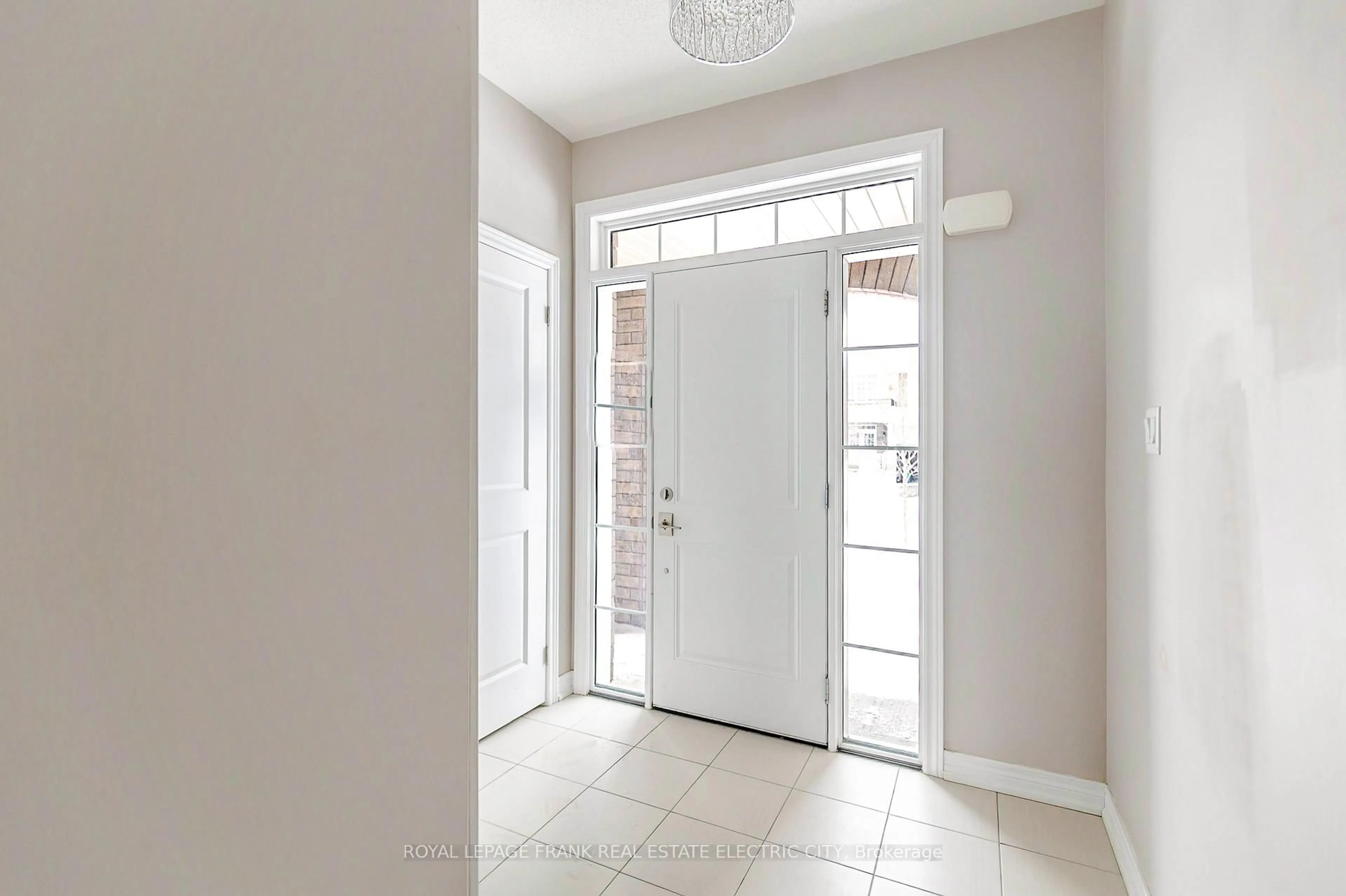 Indoor entryway for 417 Florence Dr, Peterborough Ontario K9J 0H7