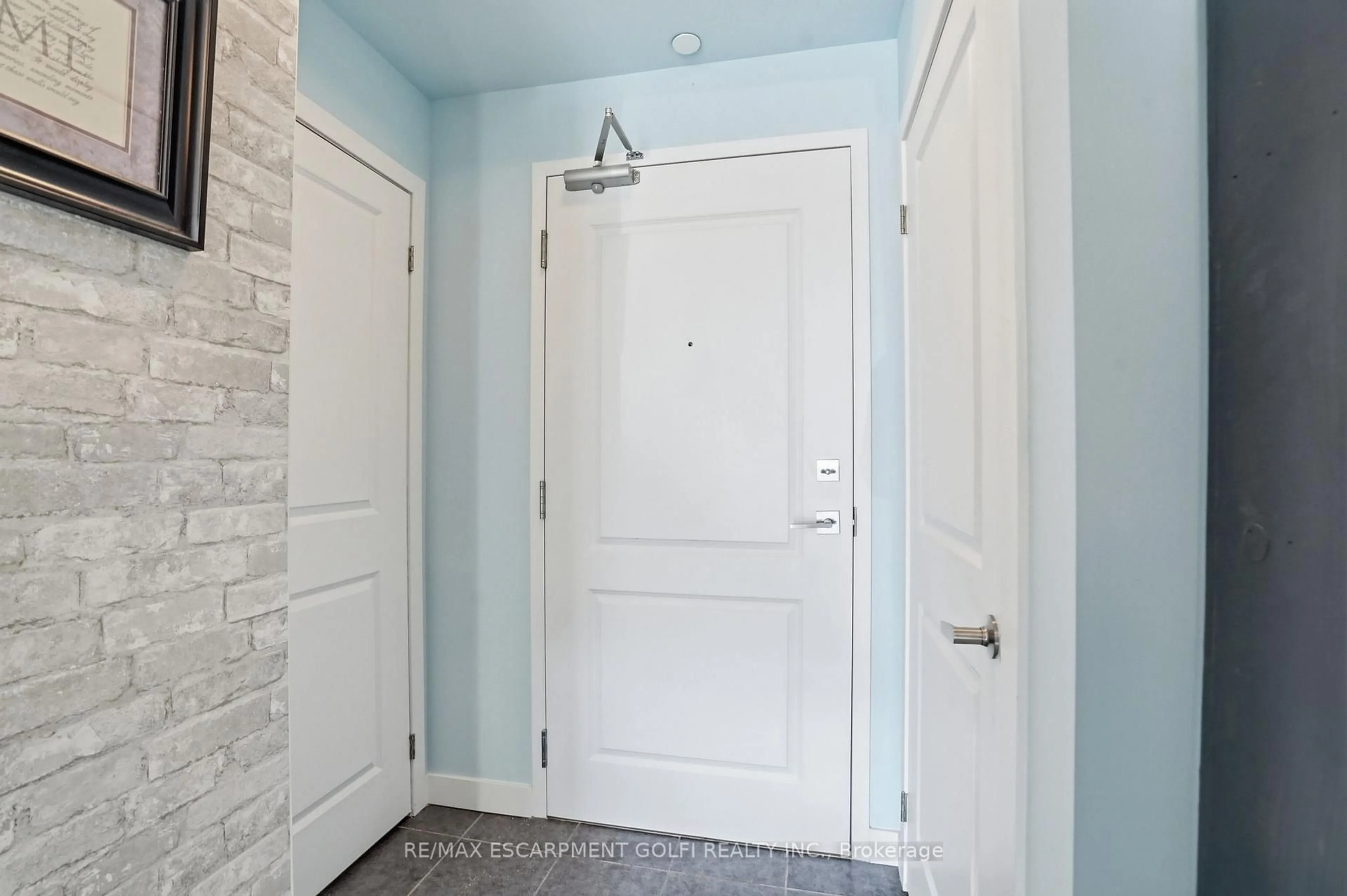 Indoor entryway for 125 Shoreview Pl #102, Hamilton Ontario L8E 0K3