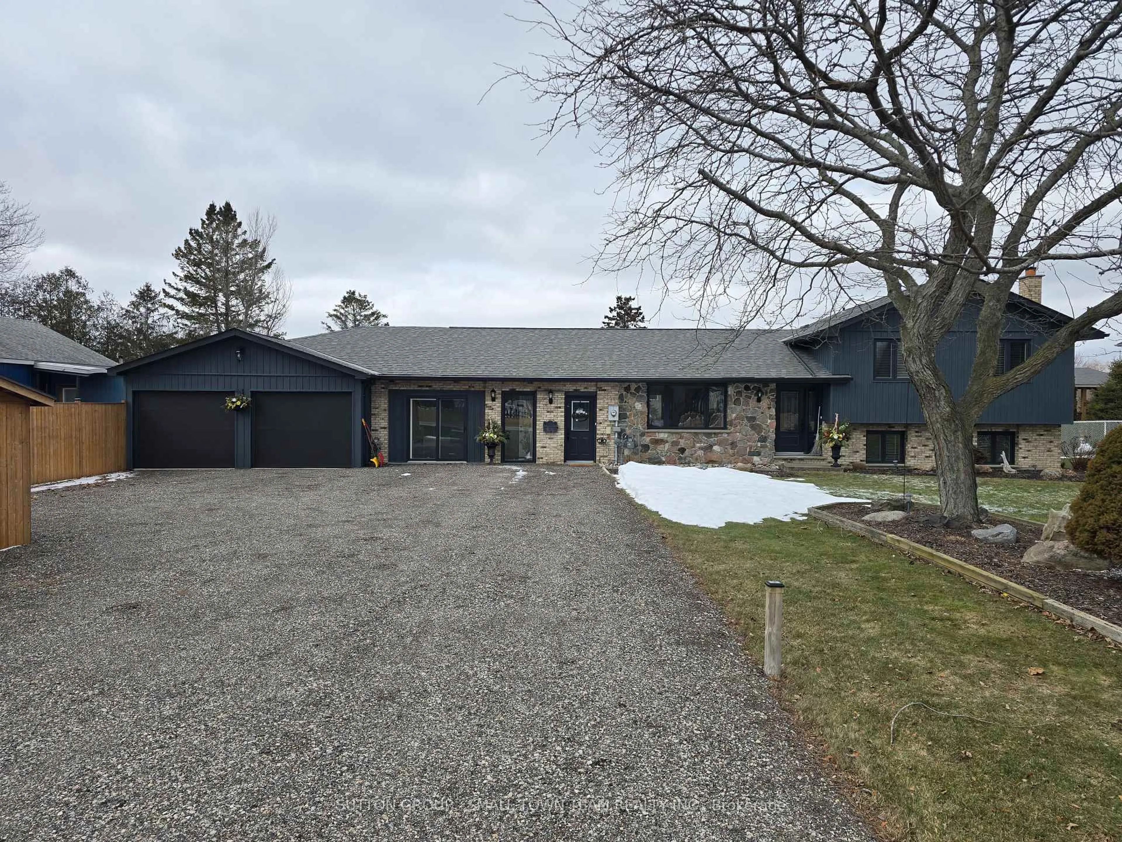 A pic from outside/outdoor area/front of a property/back of a property/a pic from drone, street for 29788 Talbot Line, Dutton/Dunwich Ontario N0L 2M0