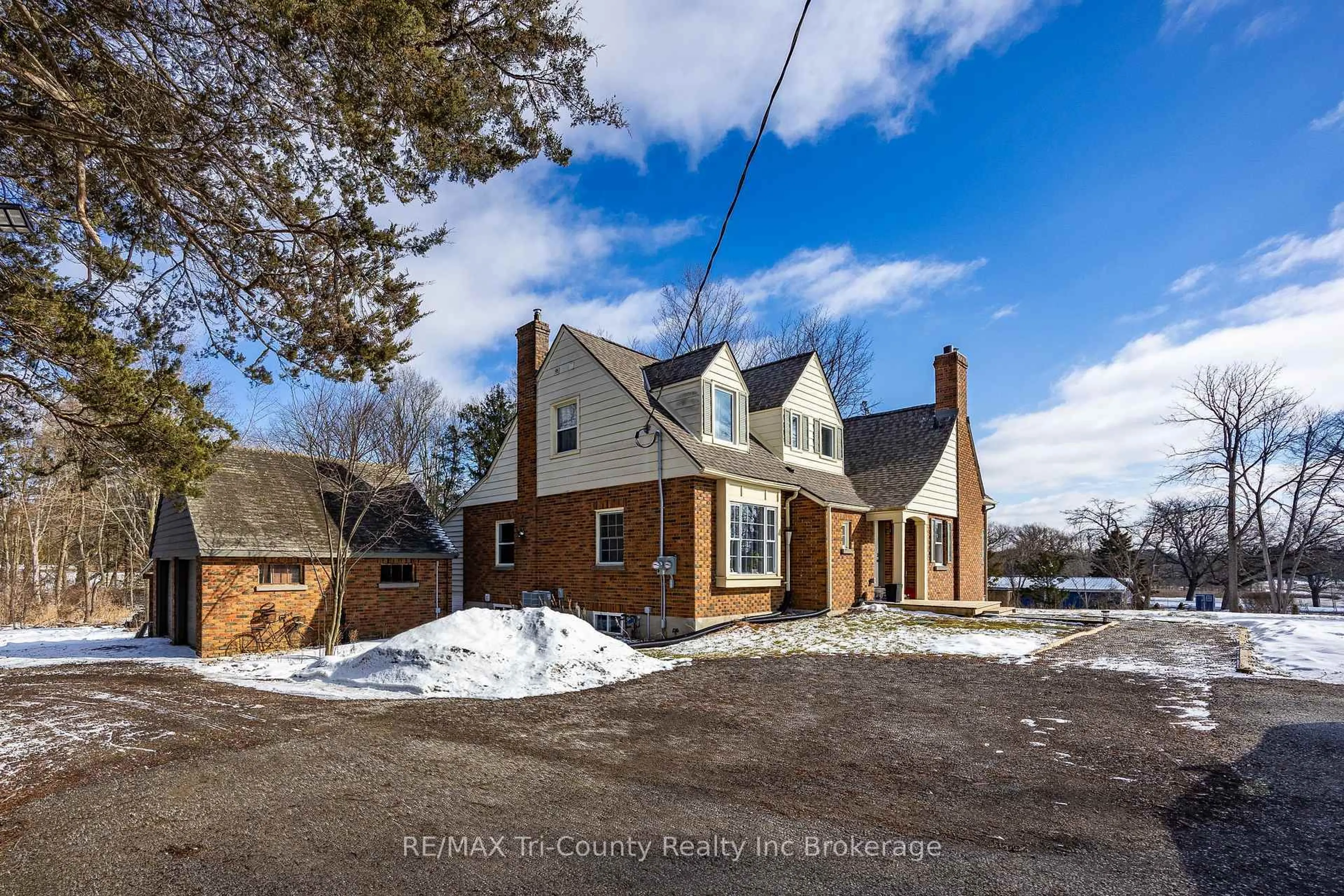 A pic from outside/outdoor area/front of a property/back of a property/a pic from drone, street for 909 James St, Norfolk Ontario N4B 2E3