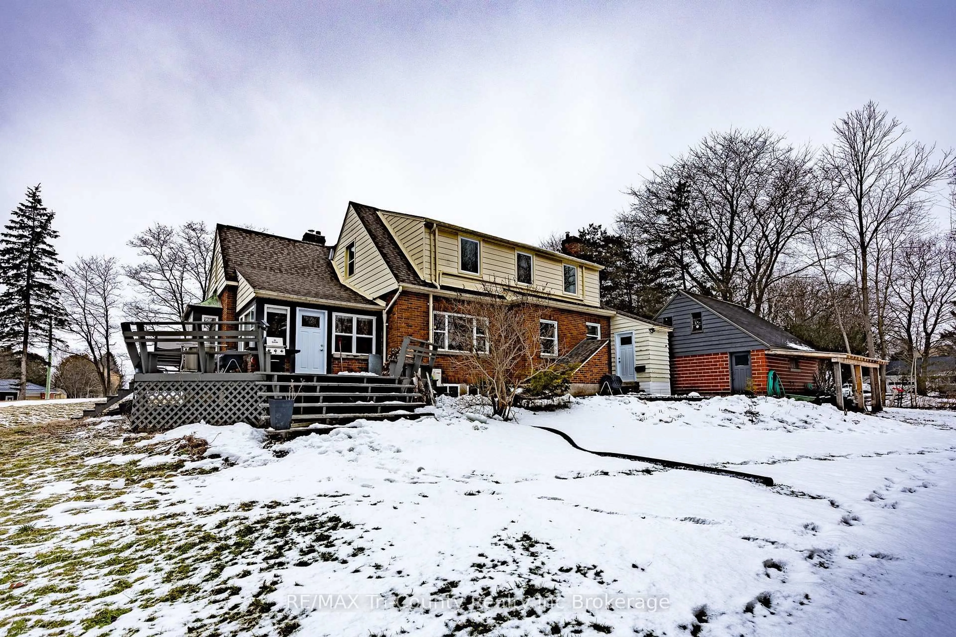 A pic from outside/outdoor area/front of a property/back of a property/a pic from drone, street for 909 James St, Norfolk Ontario N4B 2E3