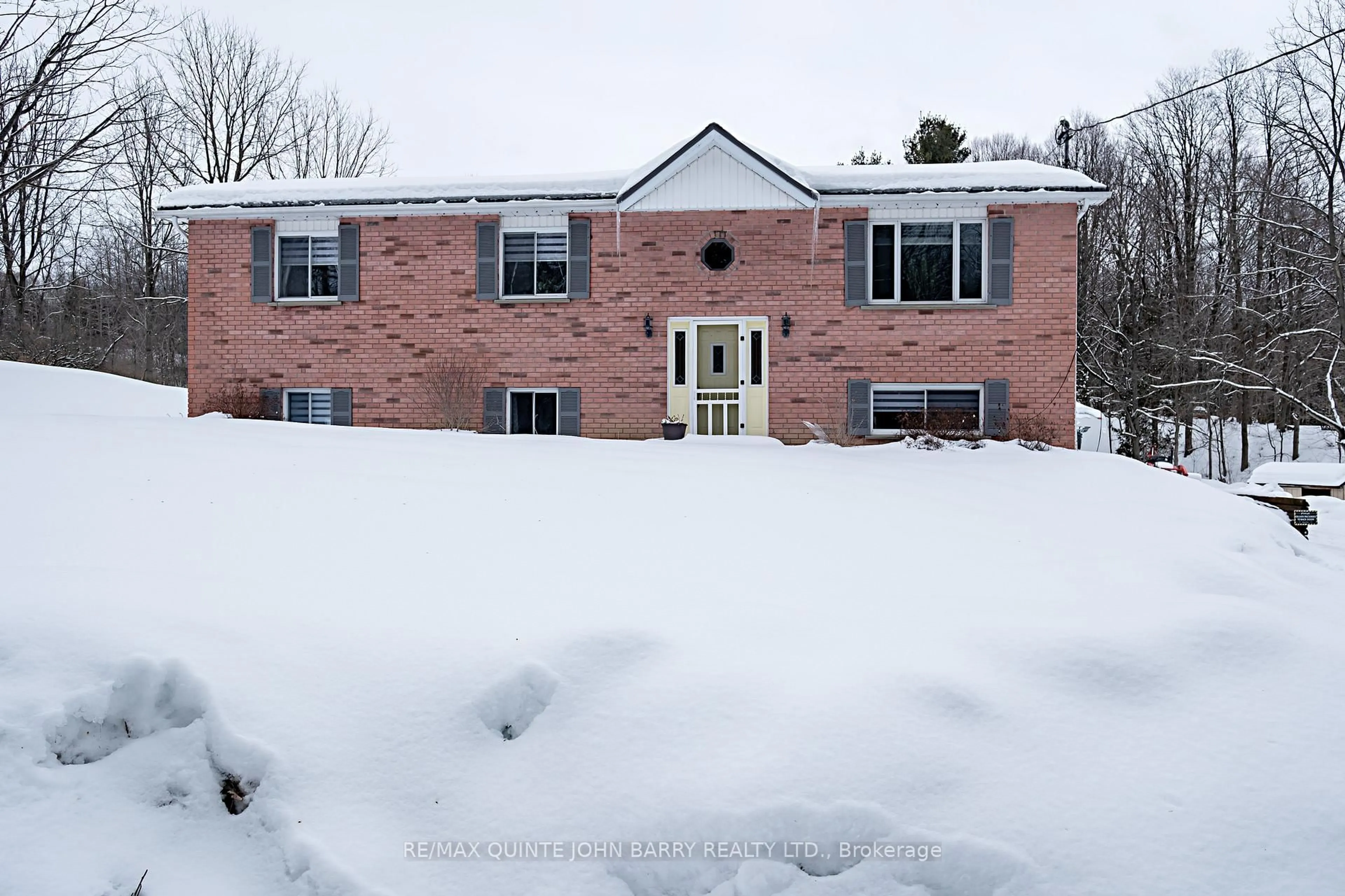 A pic from outside/outdoor area/front of a property/back of a property/a pic from drone, unknown for 301 Drewery St, Brighton Ontario K0K 1H0