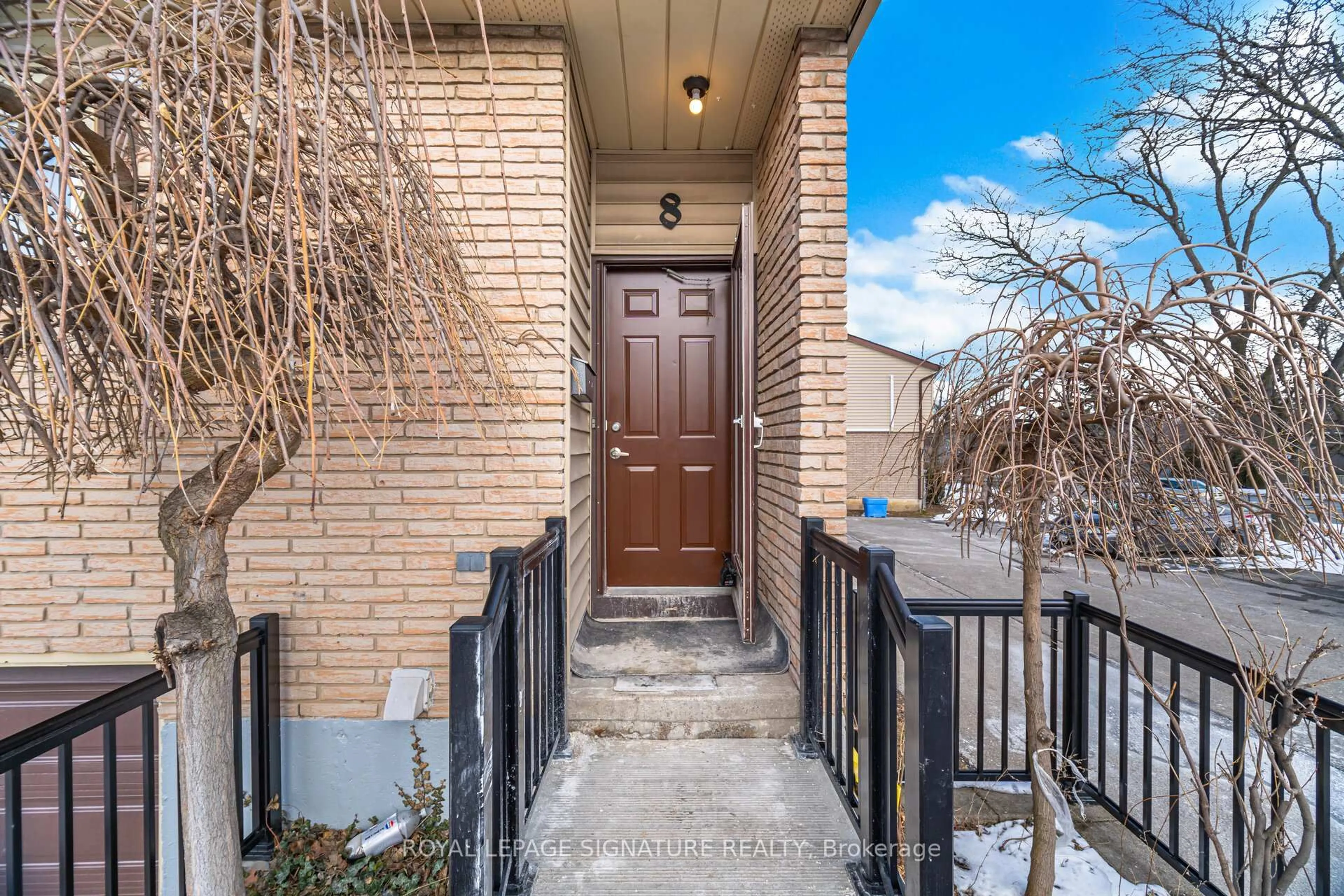 Indoor entryway for 8 Claudette Gate, Hamilton Ontario L9B 1T5