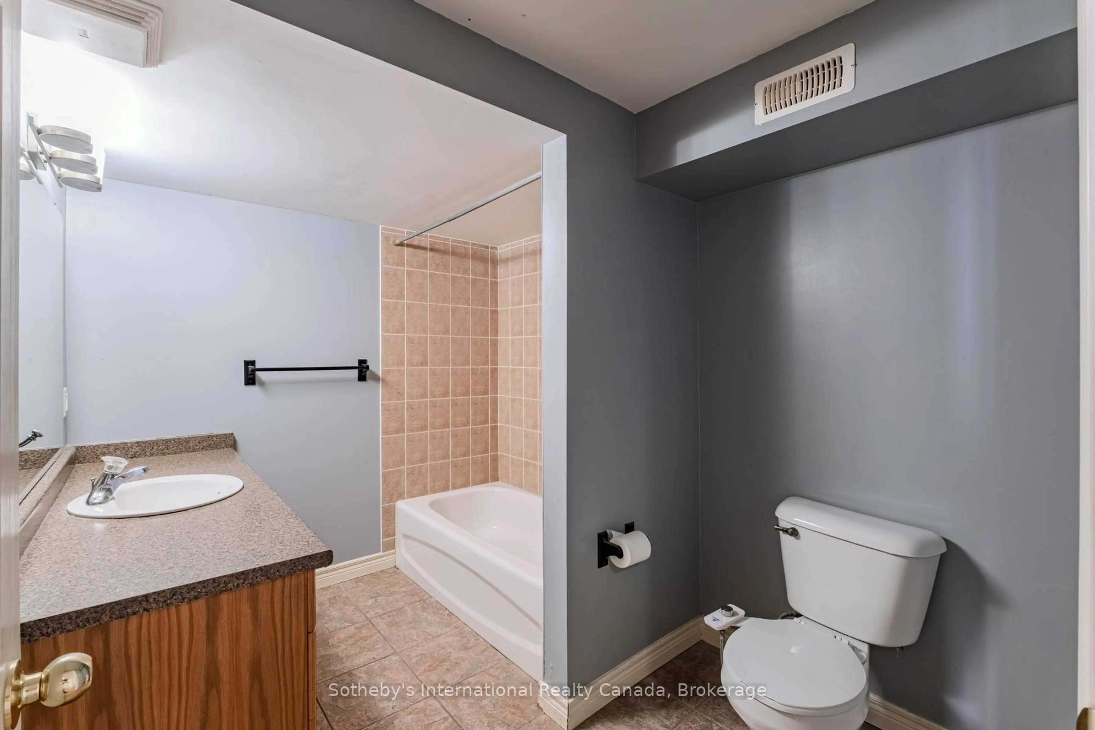 Standard bathroom, ceramic/tile floor for 111 Grey St #213, Brantford Ontario N3S 4V8