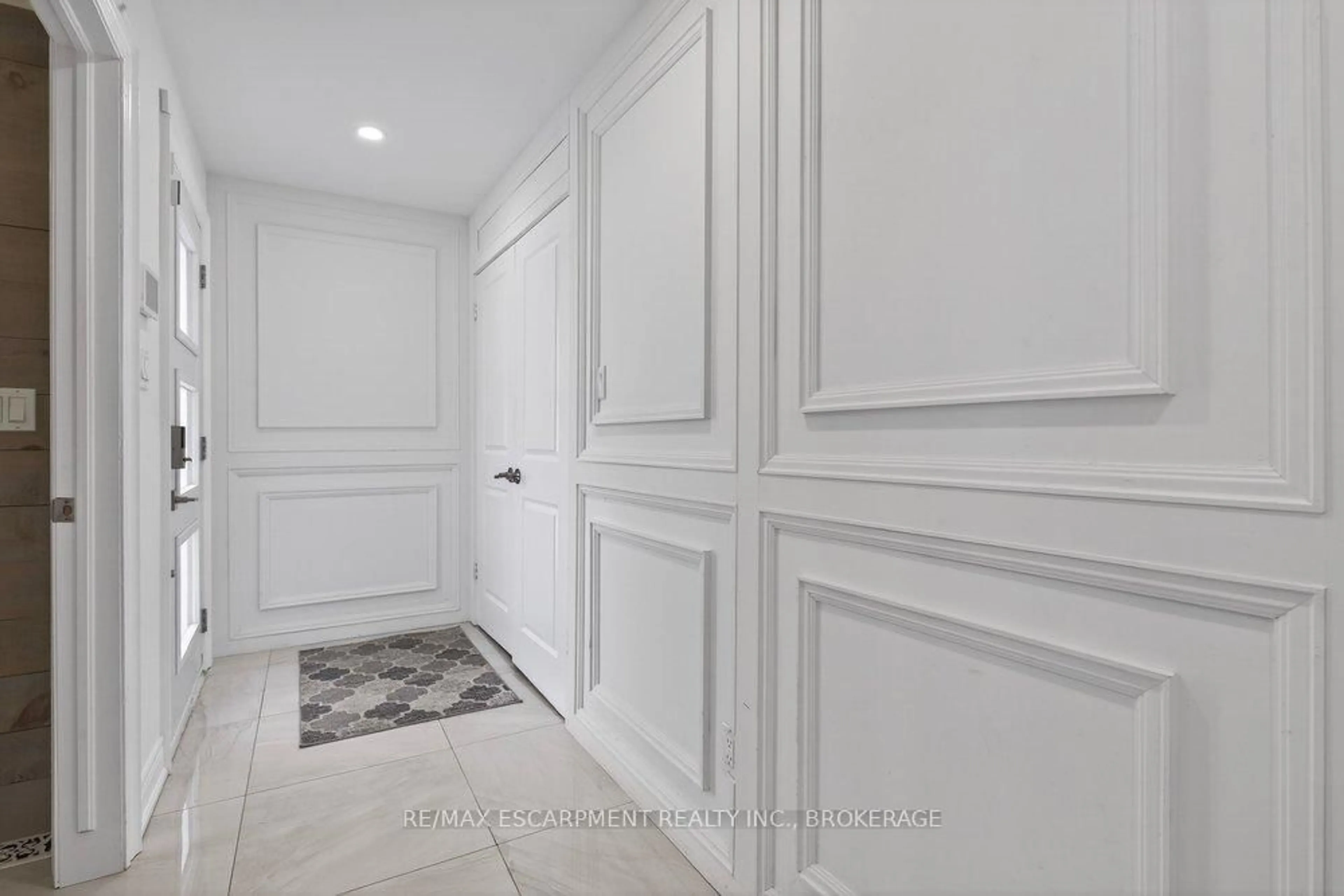 Indoor entryway for 258 Sanatorium Rd, Hamilton Ontario L9C 1Z9