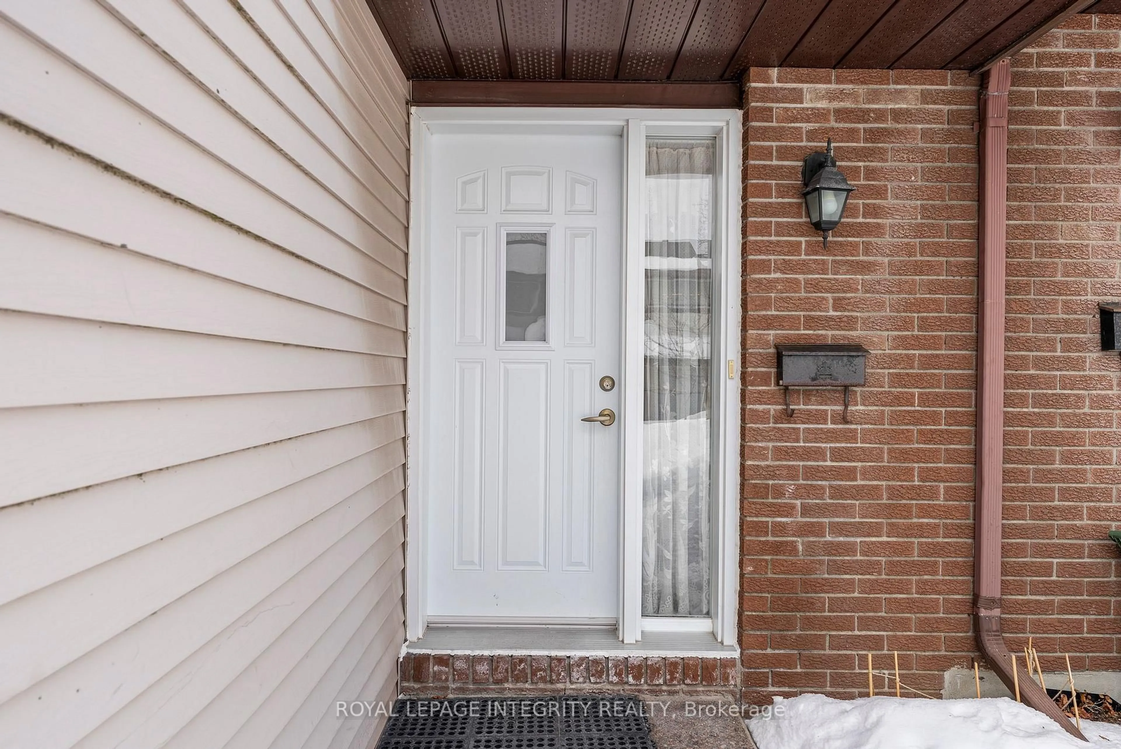 Indoor entryway for 86 Stokes Cres, Ottawa Ontario K2L 2Z4