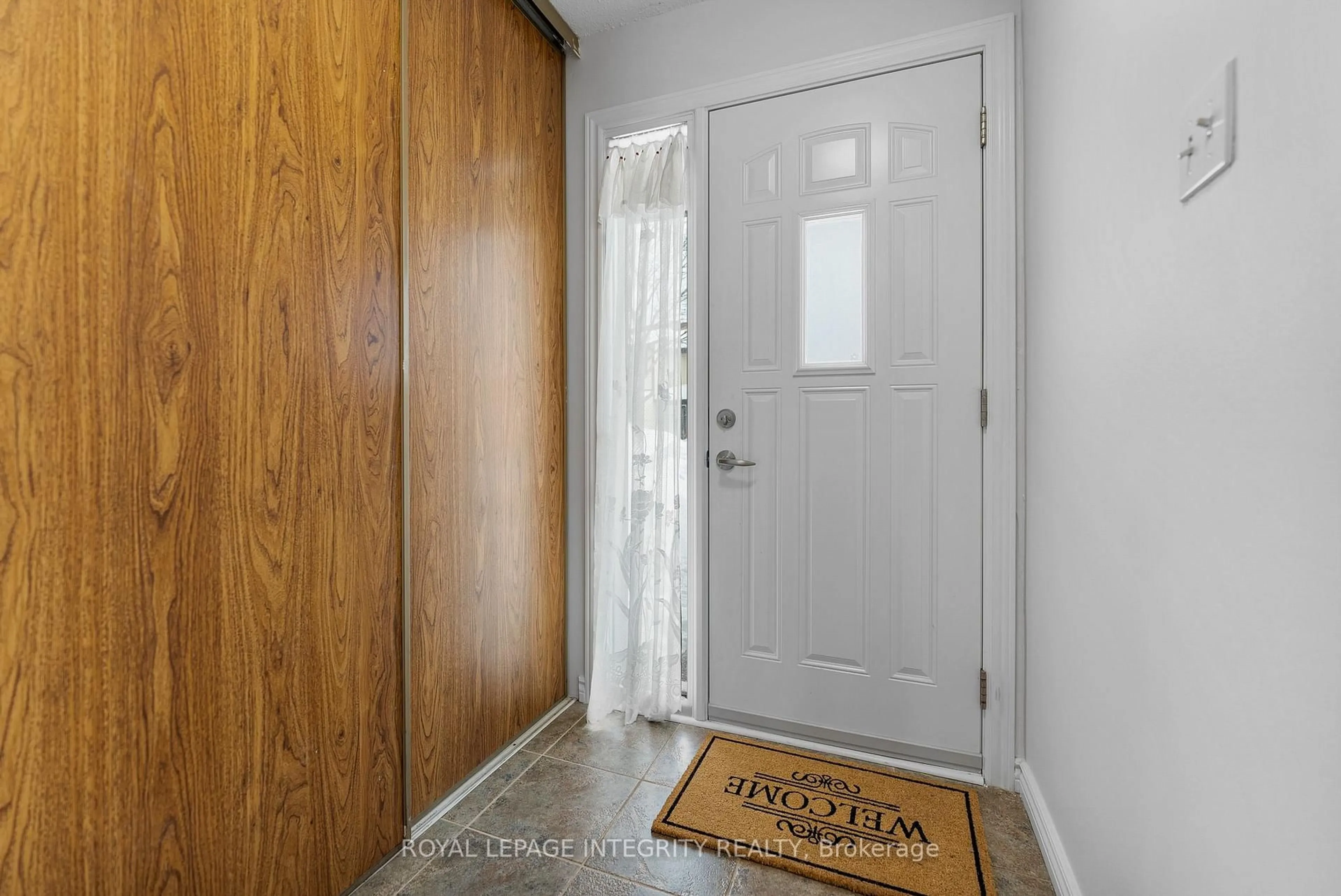 Indoor entryway for 86 Stokes Cres, Ottawa Ontario K2L 2Z4