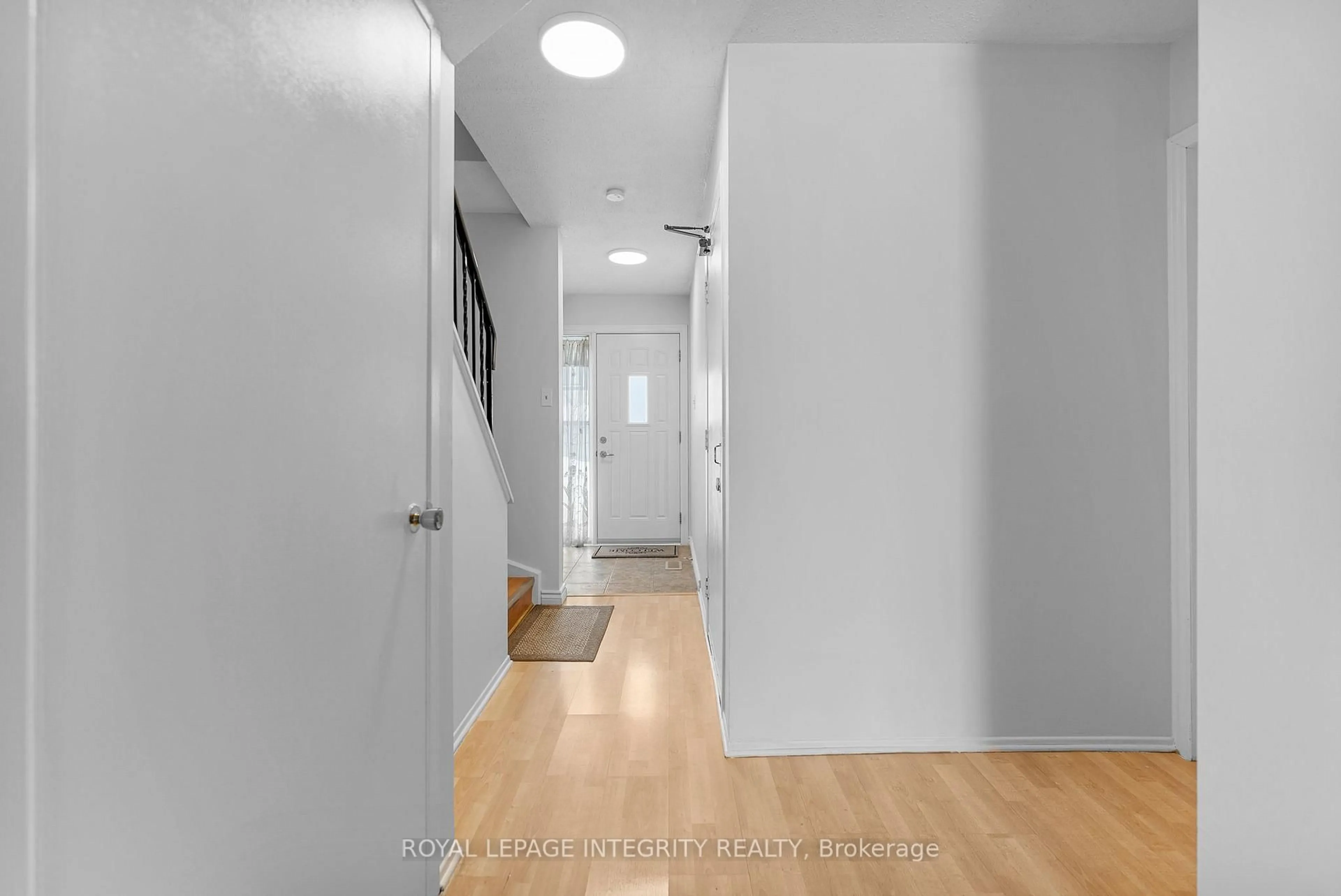 Indoor entryway for 86 Stokes Cres, Ottawa Ontario K2L 2Z4