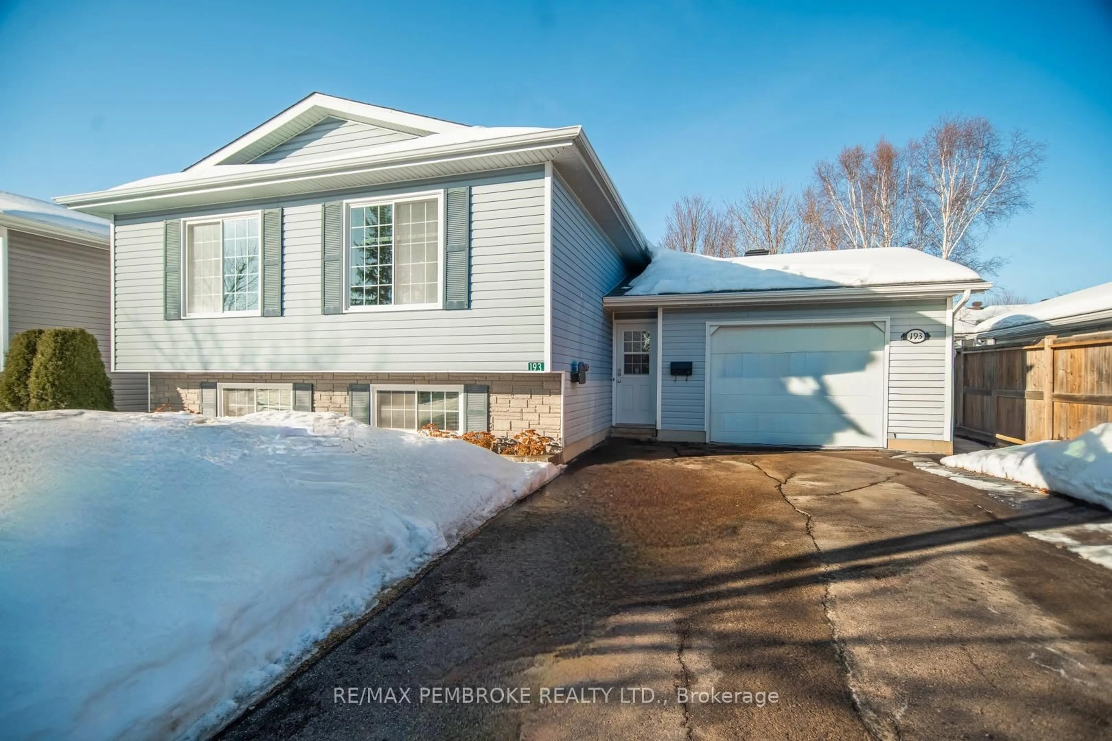 Home with vinyl exterior material, street for 193 D'Youville Dr, Pembroke Ontario K8A 8R5