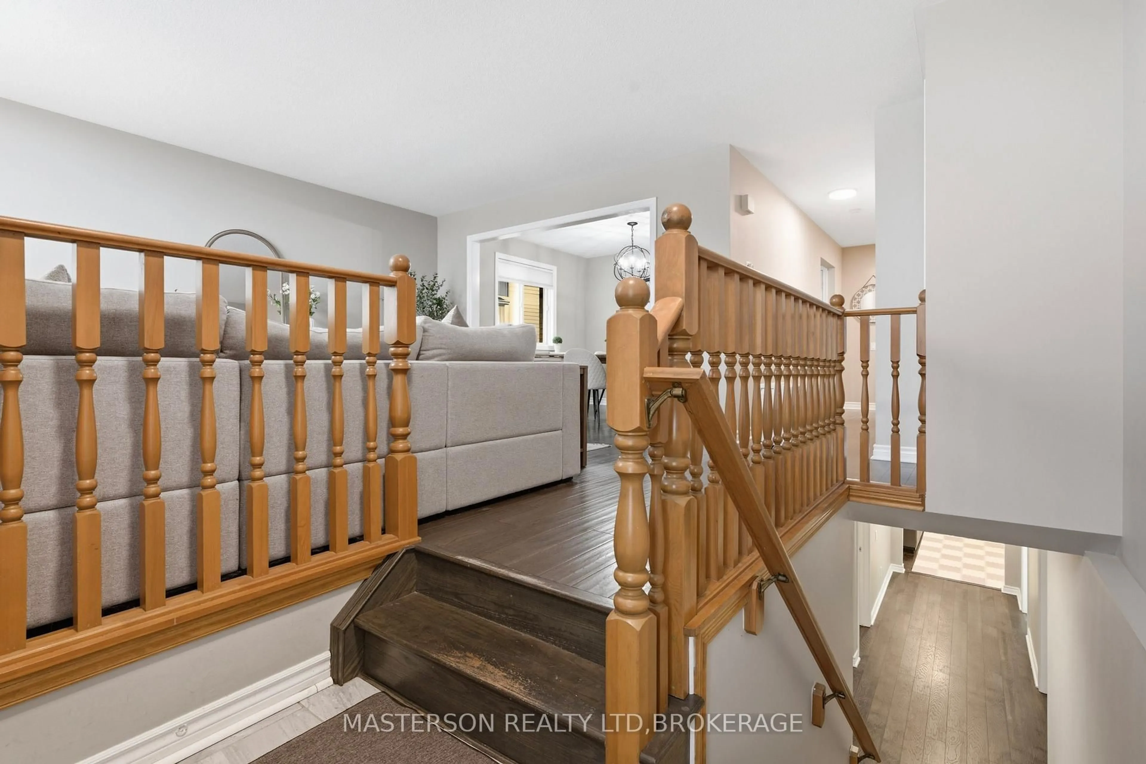 Indoor entryway for 7740 Alpine Dr, Niagara Falls Ontario L2H 3B6