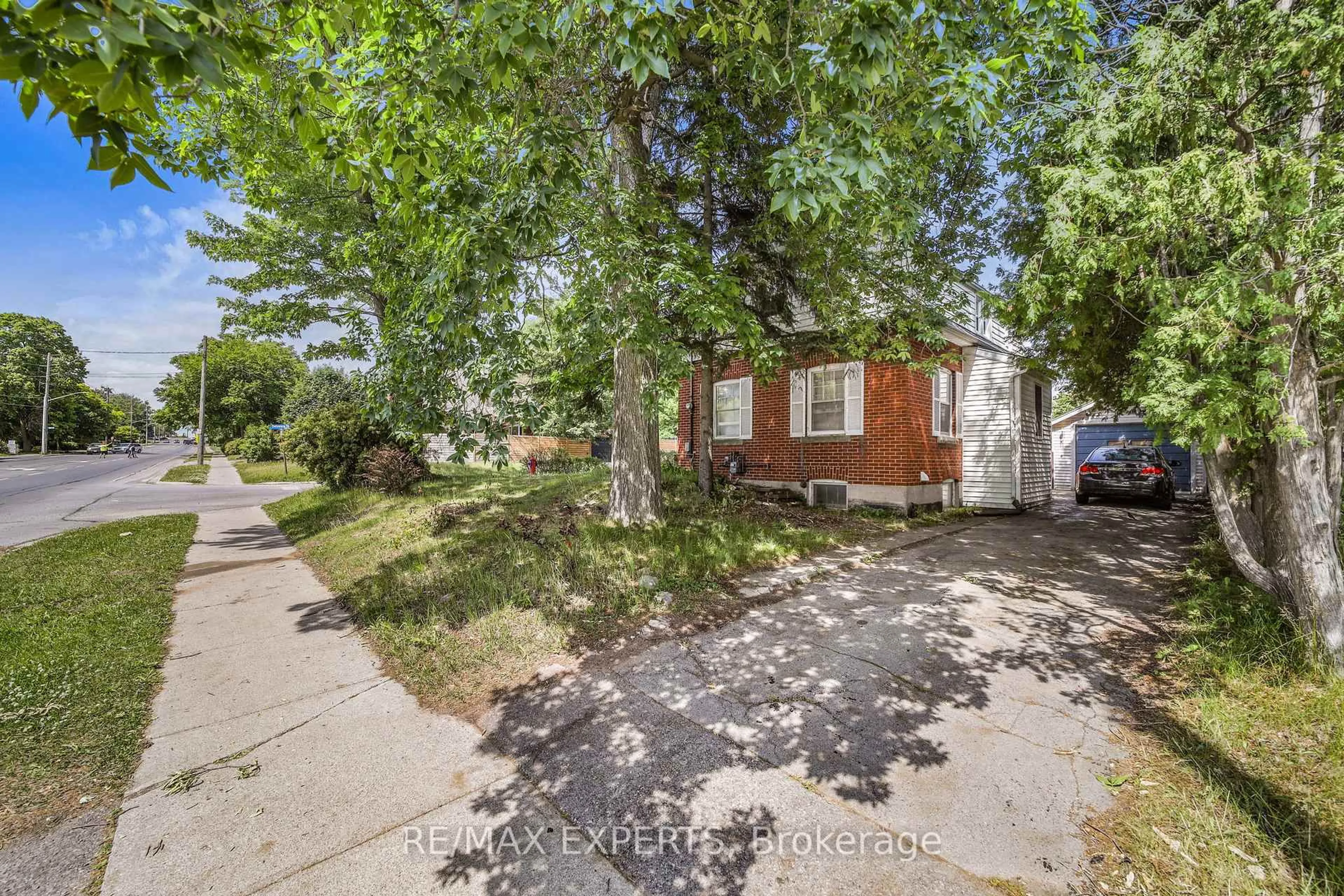 A pic from outside/outdoor area/front of a property/back of a property/a pic from drone, street for 6198 Delaware St, Niagara Falls Ontario L2G 2E8