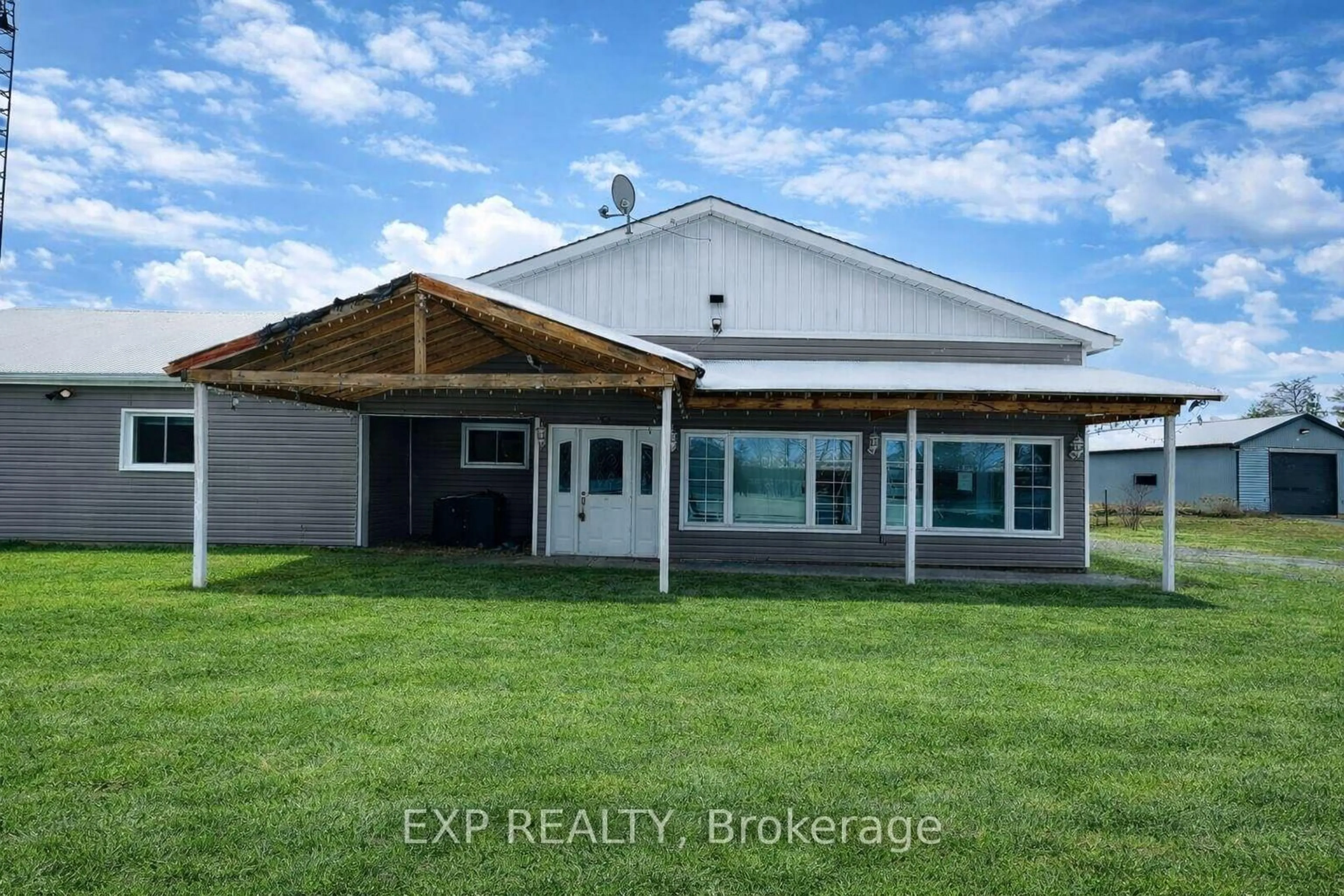 A pic from outside/outdoor area/front of a property/back of a property/a pic from drone, building for 1133 PLOWMANS Line, Norfolk Ontario N0J 1E0