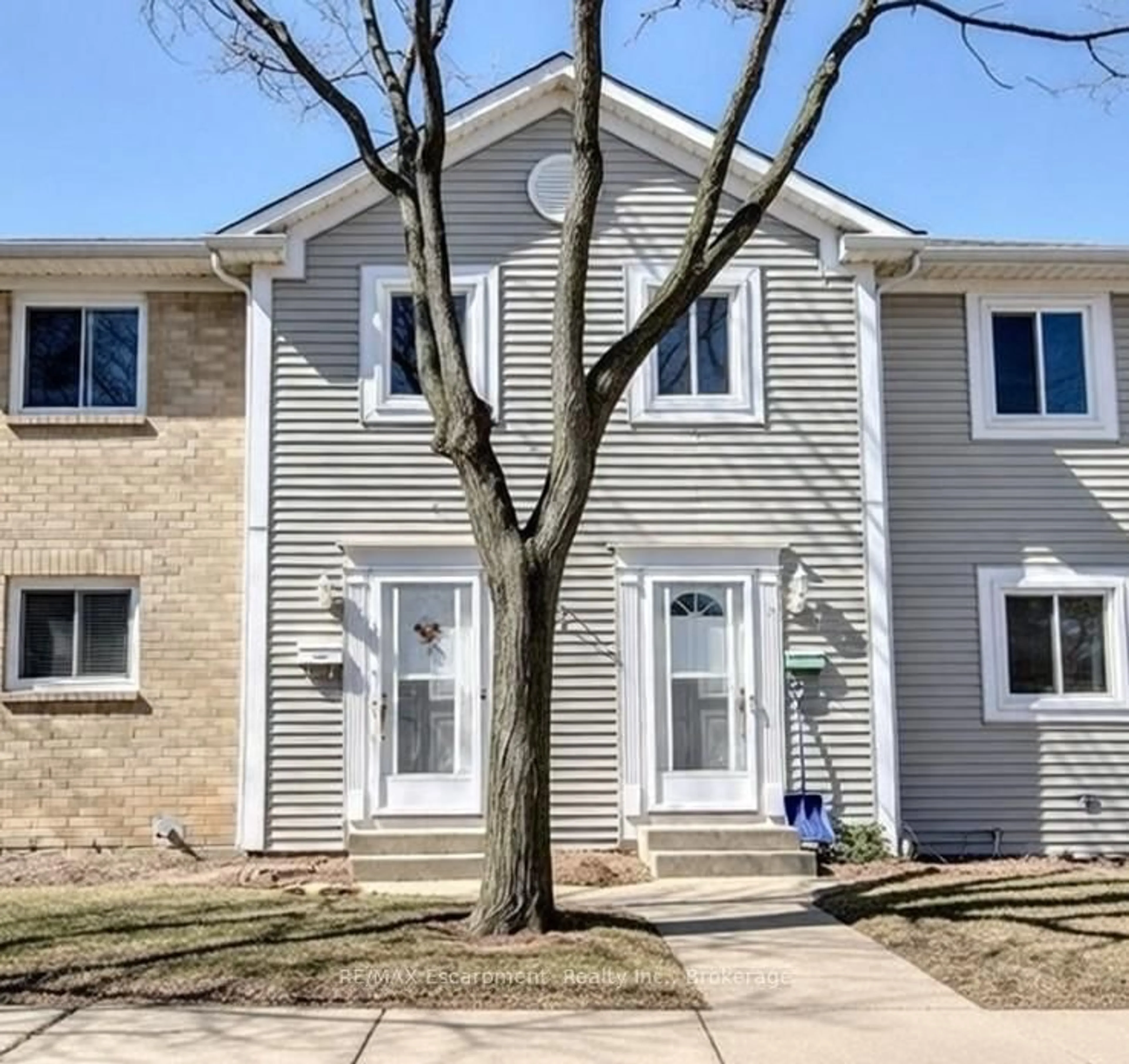 Home with vinyl exterior material, street for 38 Elma St #6, St. Catharines Ontario L2N 6Z3