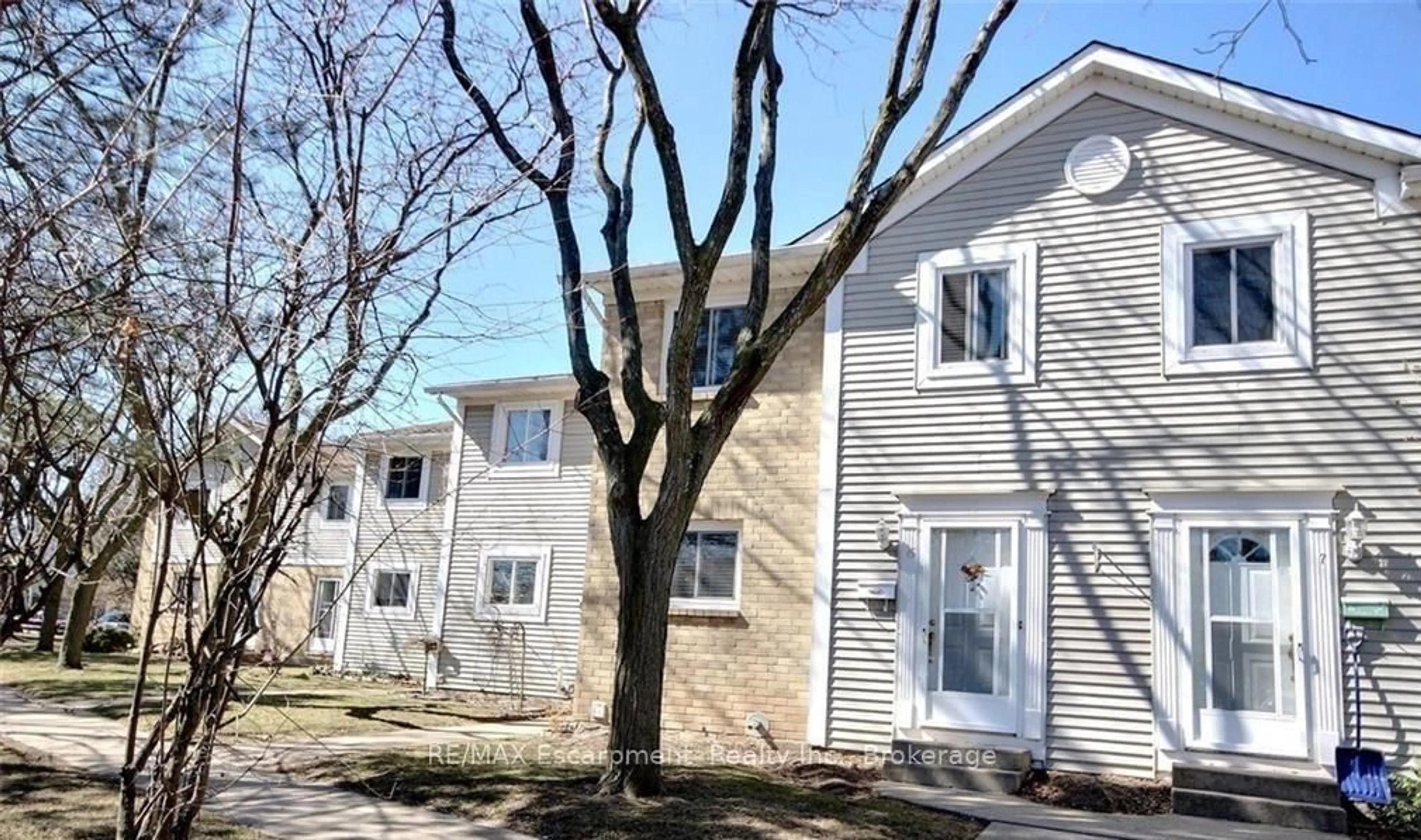 Home with vinyl exterior material, street for 38 Elma St #6, St. Catharines Ontario L2N 6Z3