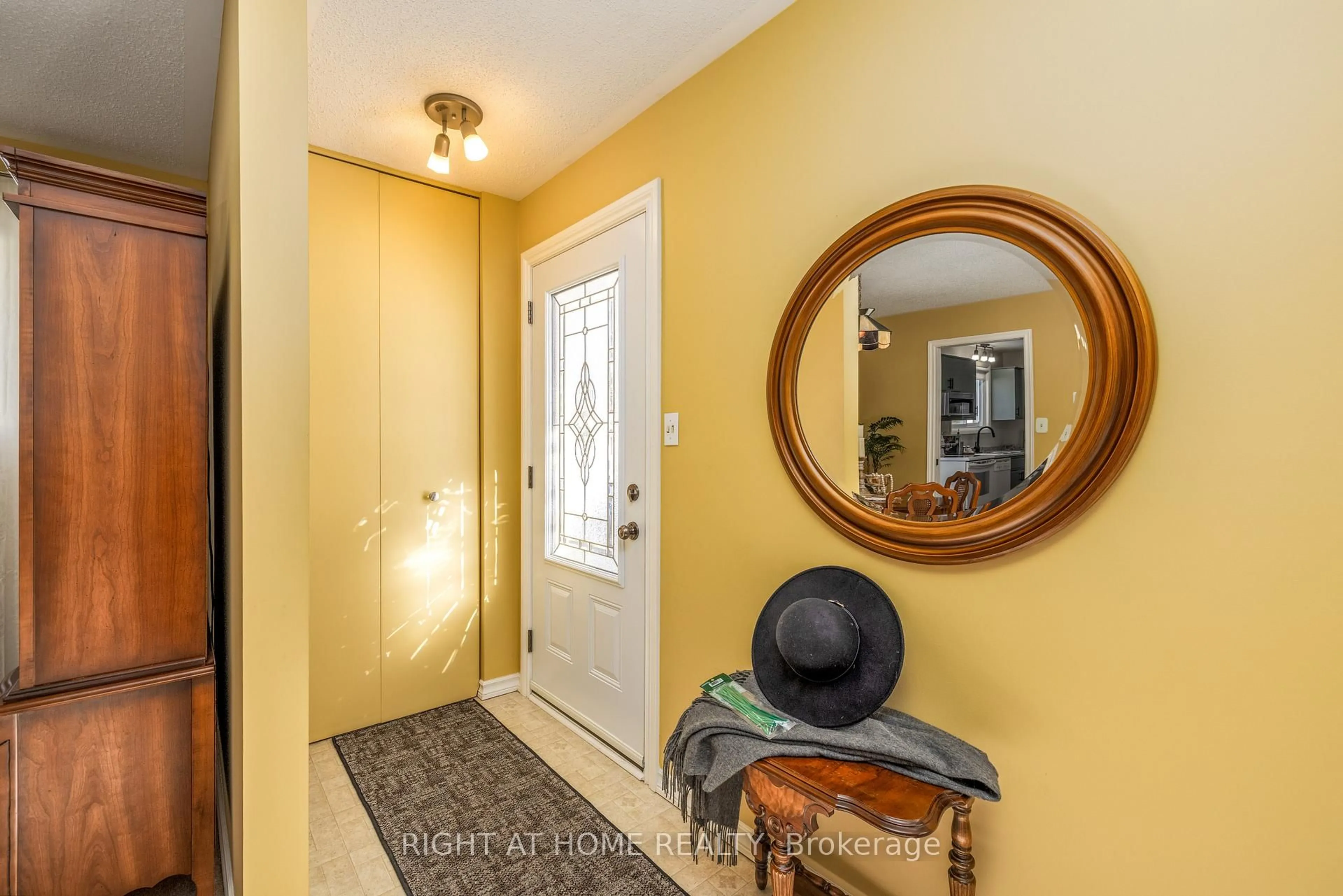 Indoor entryway for 31 Thorncliffe Dr, Belleville Ontario K8P 4L3