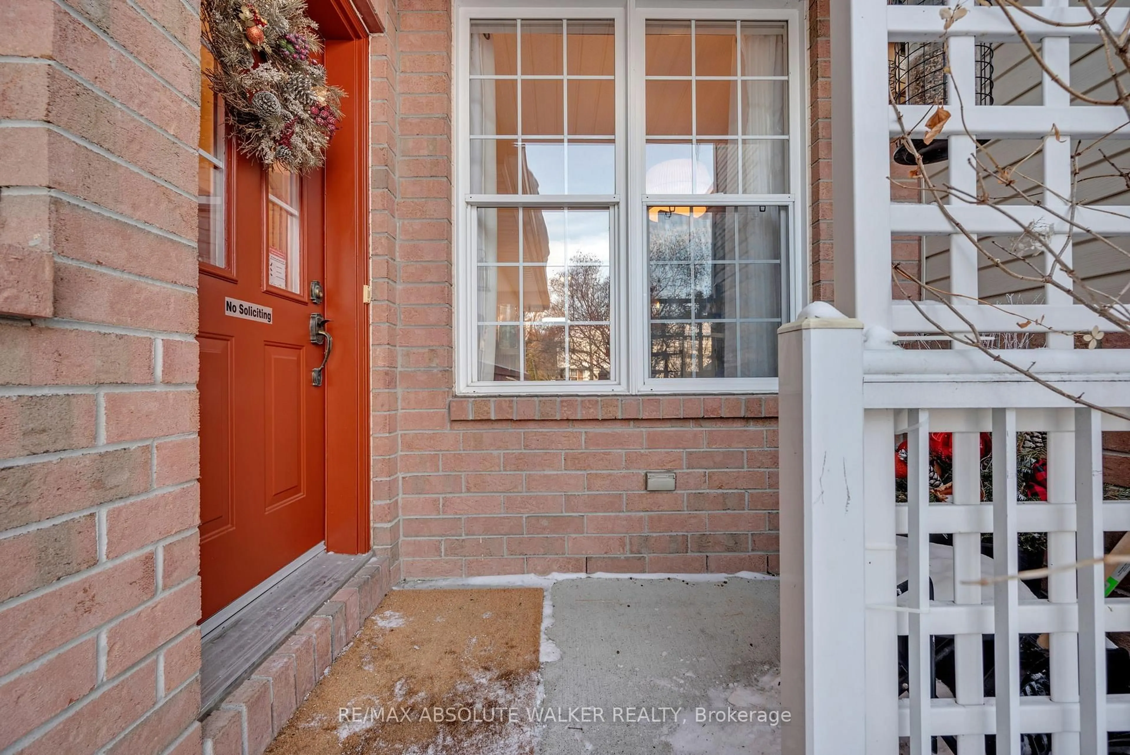 Indoor entryway for 2083 Breezewood St, Ottawa Ontario K4A 4R7