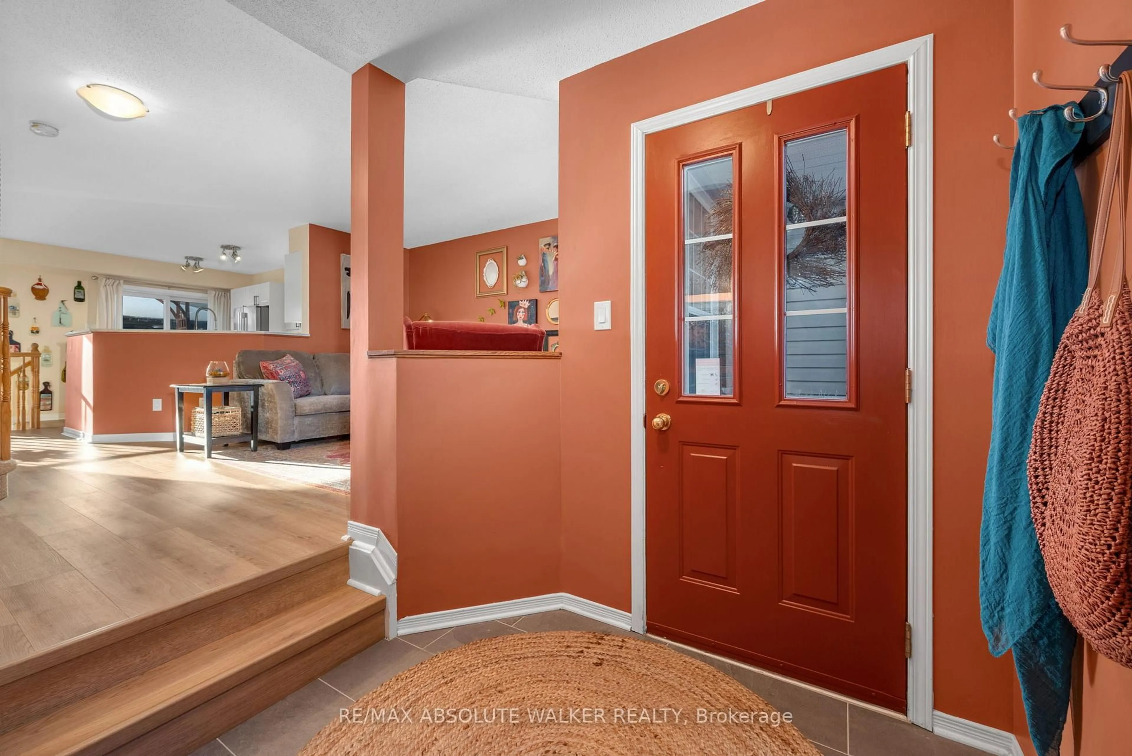 Indoor entryway for 2083 Breezewood St, Ottawa Ontario K4A 4R7