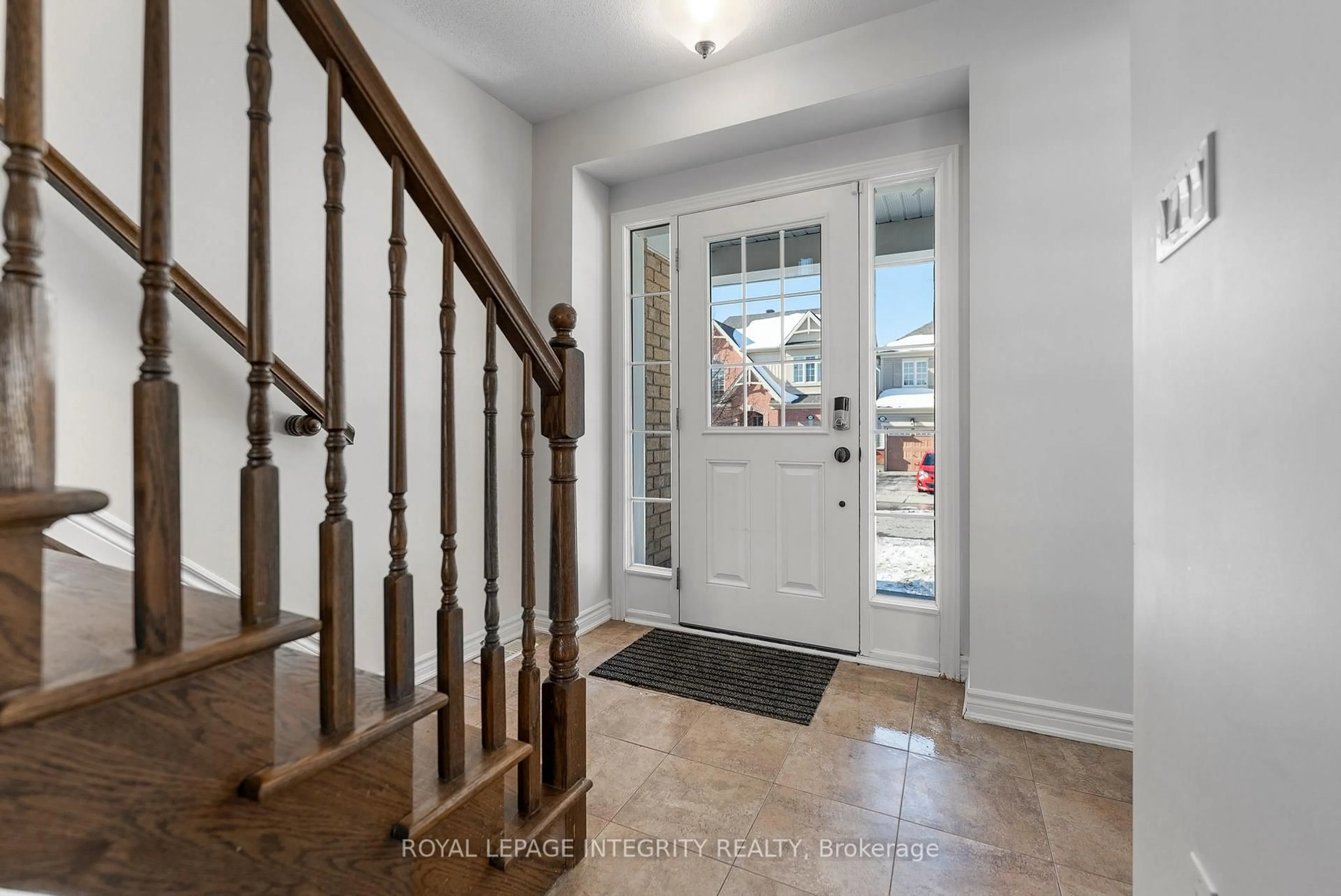 Indoor entryway for 347 Gallantry Way, Ottawa Ontario K2S 0R1