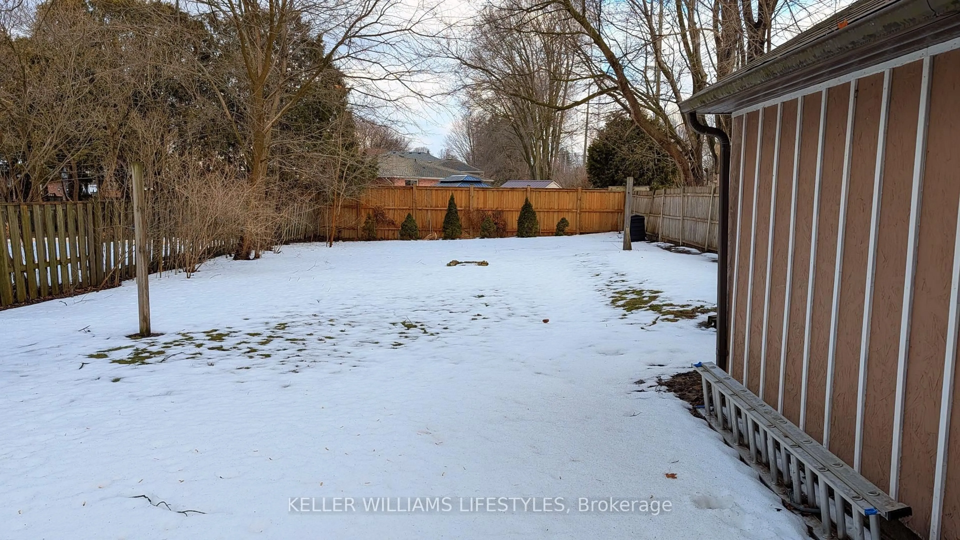 A pic from outside/outdoor area/front of a property/back of a property/a pic from drone, street for 1004 HAMILTON Rd, London East Ontario N5W 1A5